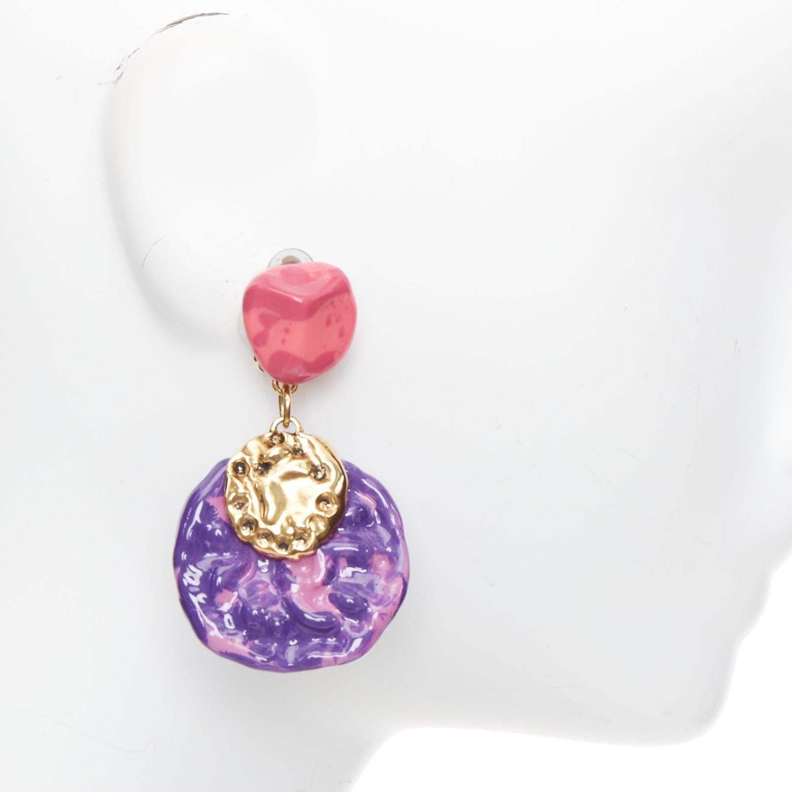 raro SAINT LAURENT 2022 Retro rosa viola smaltato resina ottone orecchini a clip Coppia in vendita 1