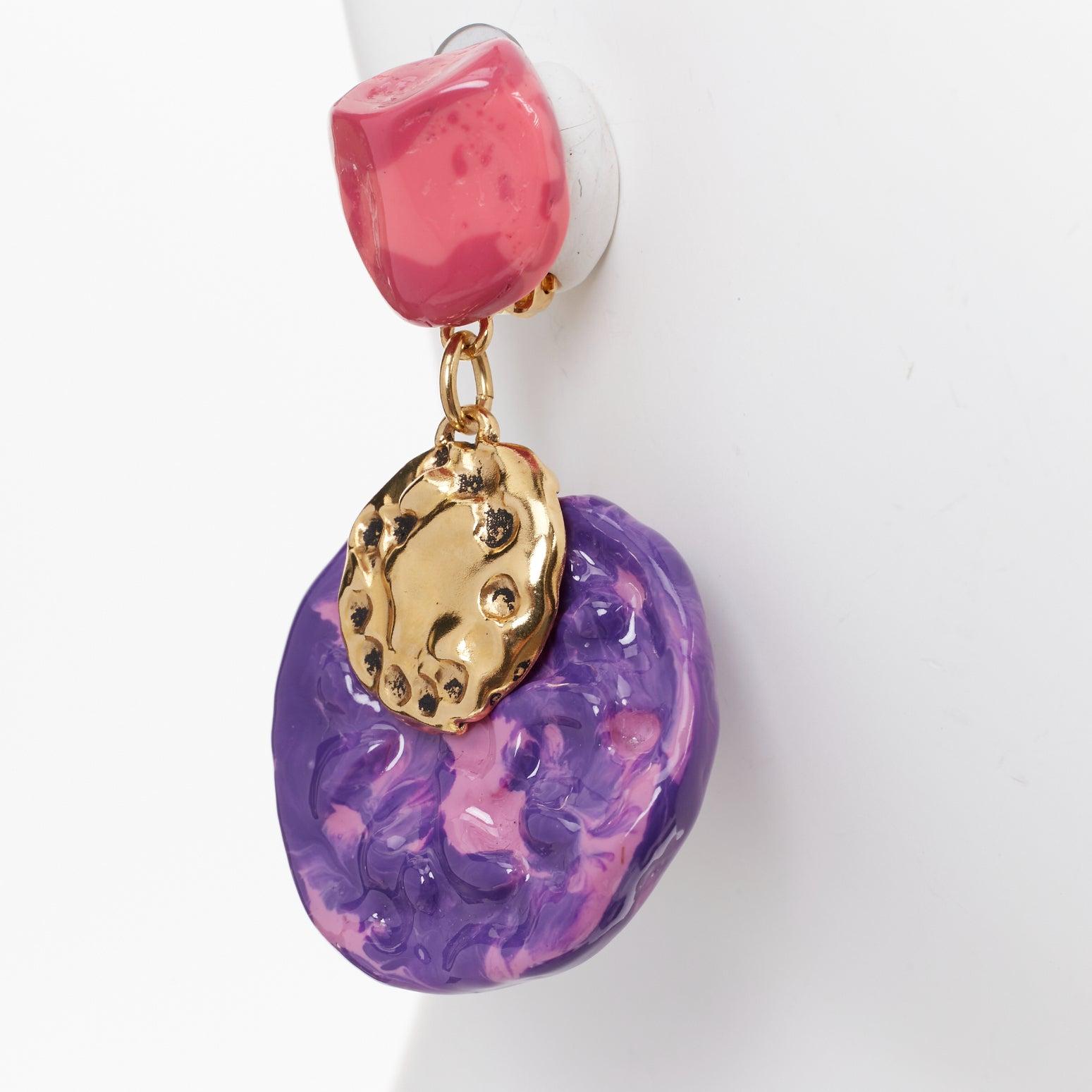 raro SAINT LAURENT 2022 Retro rosa viola smaltato resina ottone orecchini a clip Coppia in vendita 2