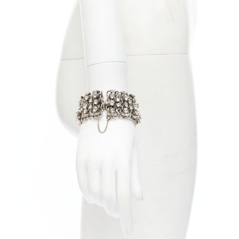 raro SAINT LAURENT Grunge Punk bracciale a catena in argento impreziosito da cristalli
Riferimento: TGAS/B01683
Marchio: Saint Laurent
Stilista: Hedi Slimane
Materiale: Metallo
Colore: Argento
Modello: Tinta unita
Chiusura: Chiusura a
