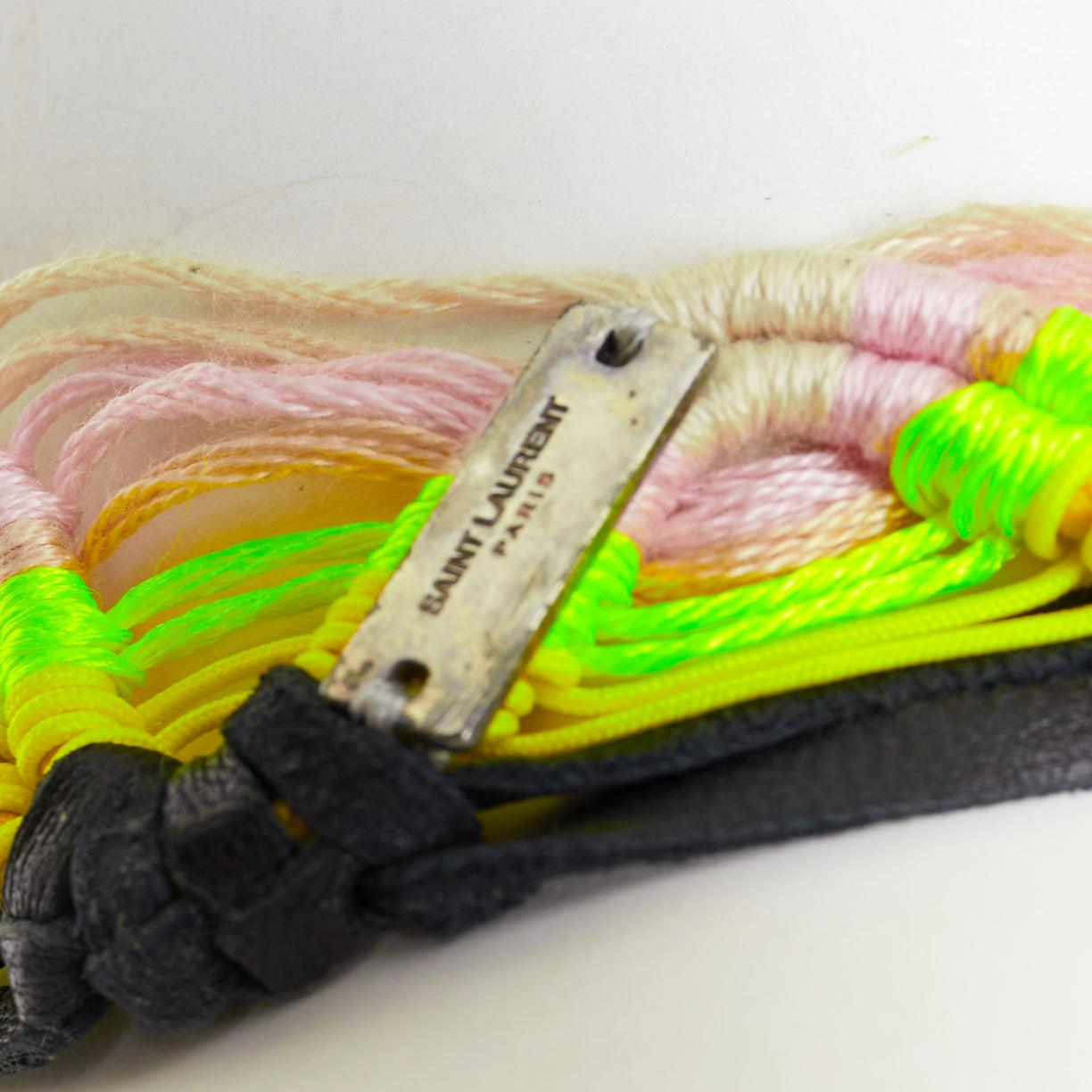 rare SAINT LAURENT Hedi Slimane 2015 Runway Surf Sound collier tressé en cuir
Référence : TGAS/F00525
Marque : Saint Laurent
Designer : Hedi Slimane
Collectional : Printemps-Été 2016 - Défilé
MATERIAL : Cuir, Fabrice
Couleur : jaune, noir
Motif :