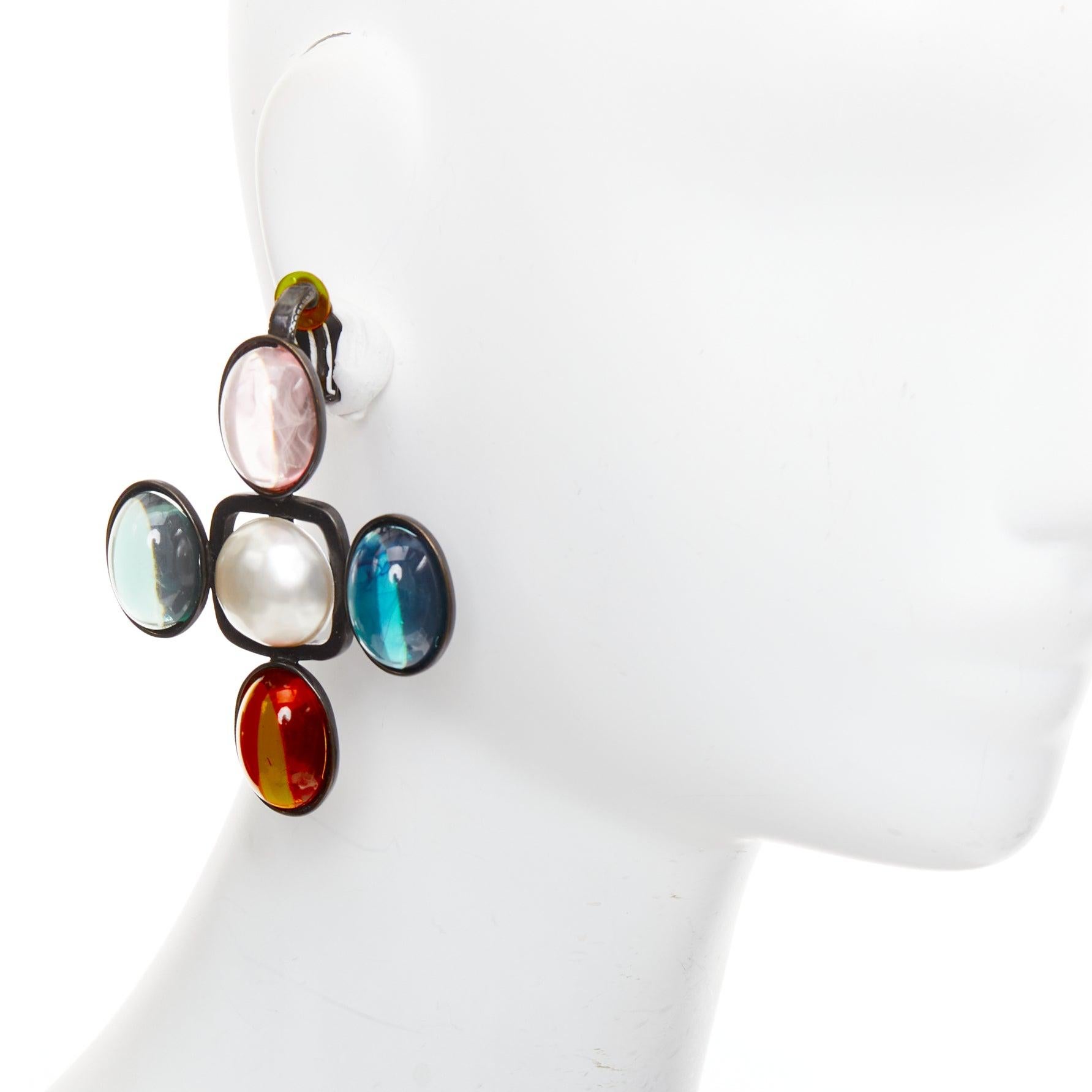 raro SAINT LAURENT Orecchini a clip in bronzo invecchiato con croce in resina Cabochon Coppia
Riferimento: TGAS/F00451
Marchio: Saint Laurent
Stilista: Anthony Vaccarello
Model No: 666425-Y15VR-9247
Collezione: 2022 - Pista
Materiale: Metallo,