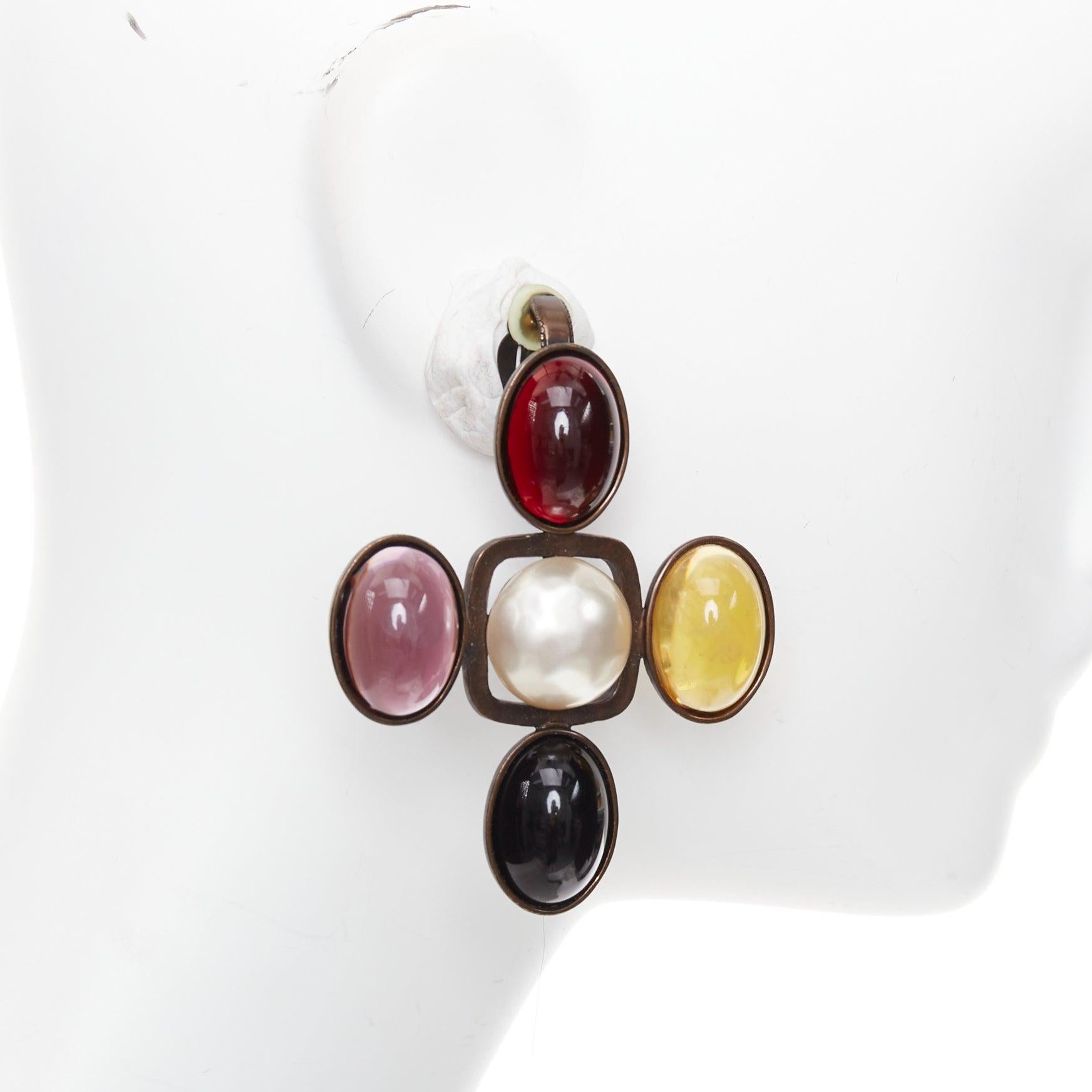 raro SAINT LAURENT Orecchini a clip in bronzo invecchiato con croce in resina Cabochon Coppia
Riferimento: TGAS/F00452
Marchio: Saint Laurent
Stilista: Anthony Vaccarello
Model No: 666425-Y15VR-9247
Collezione: 2022 - Pista
Materiale: Metallo,