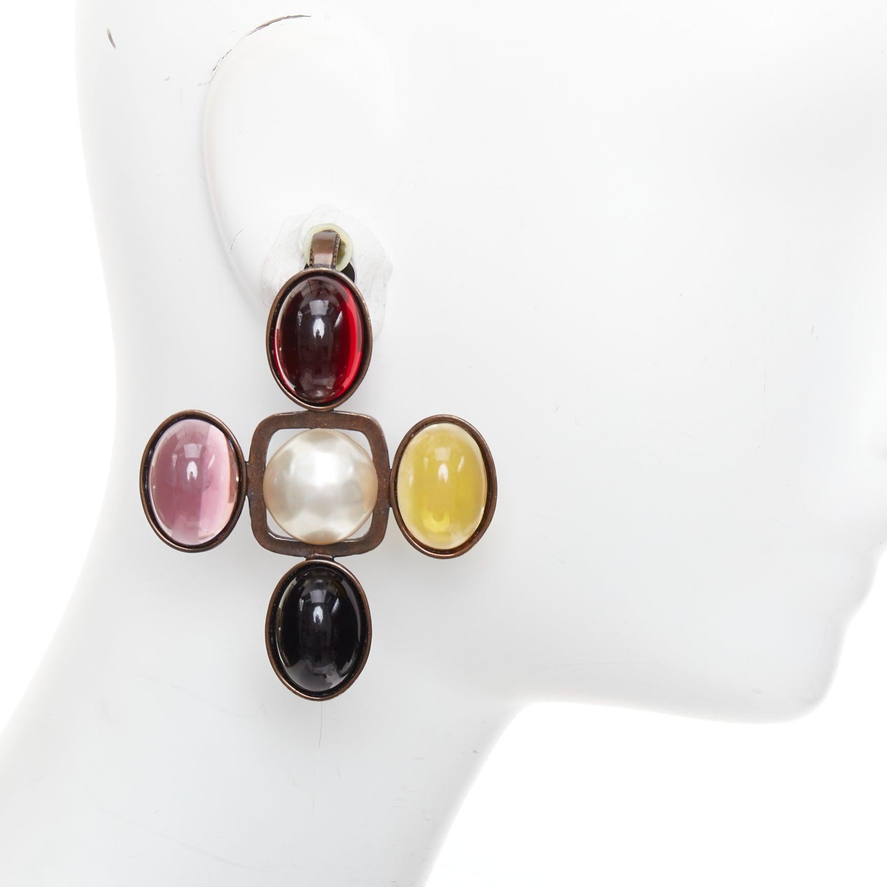 Donna raro SAINT LAURENT Orecchini a clip in bronzo invecchiato con croce in resina Cabochon Coppia in vendita