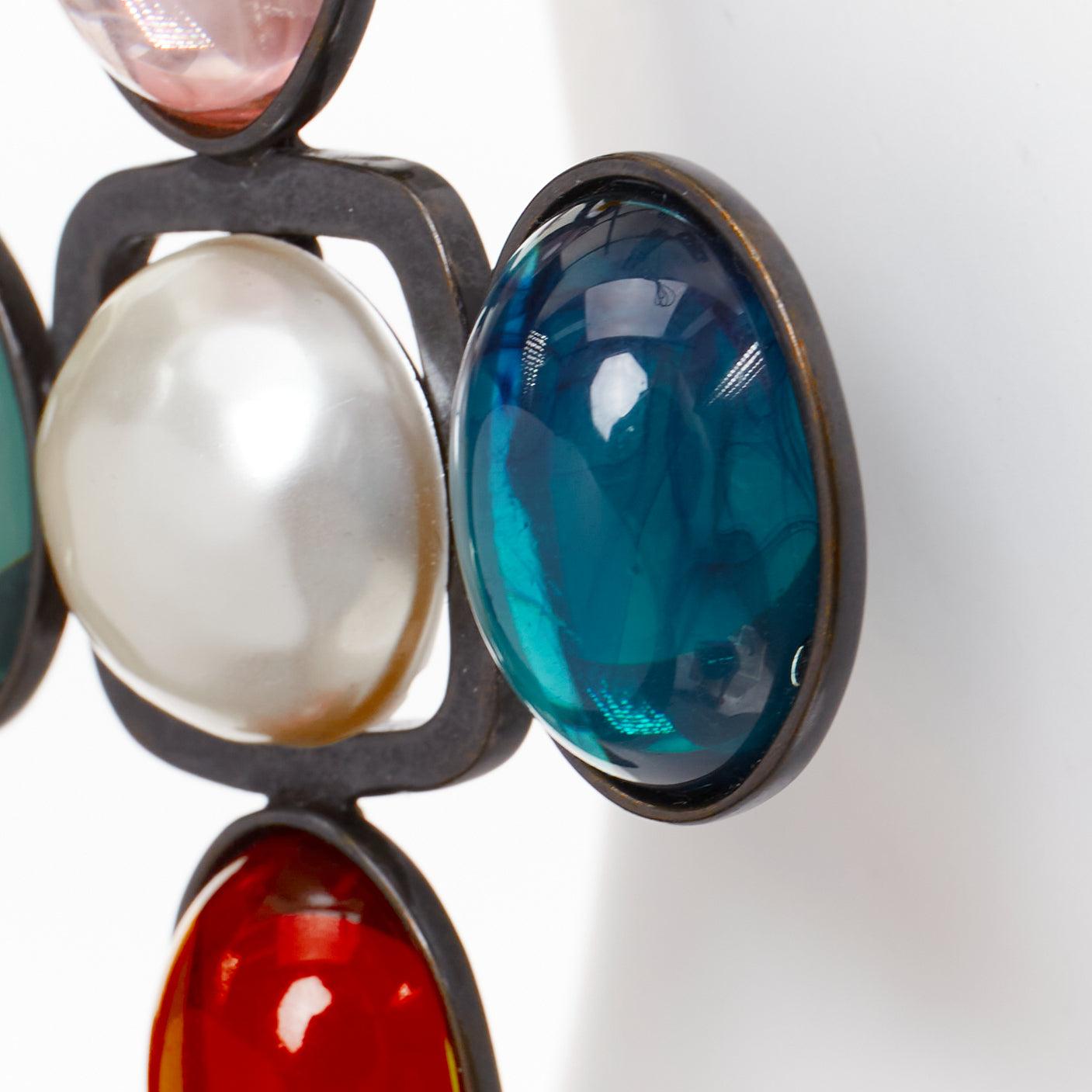 raro SAINT LAURENT Orecchini a clip in bronzo invecchiato con croce in resina Cabochon Coppia in vendita 1