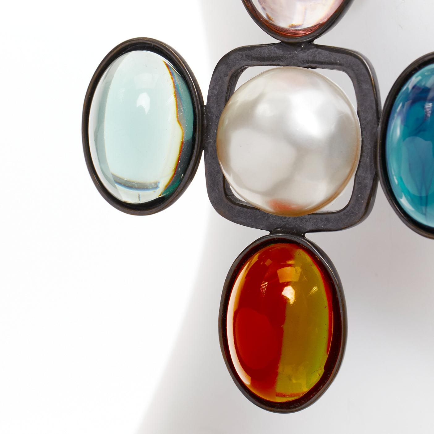 raro SAINT LAURENT Orecchini a clip in bronzo invecchiato con croce in resina Cabochon Coppia in vendita 2