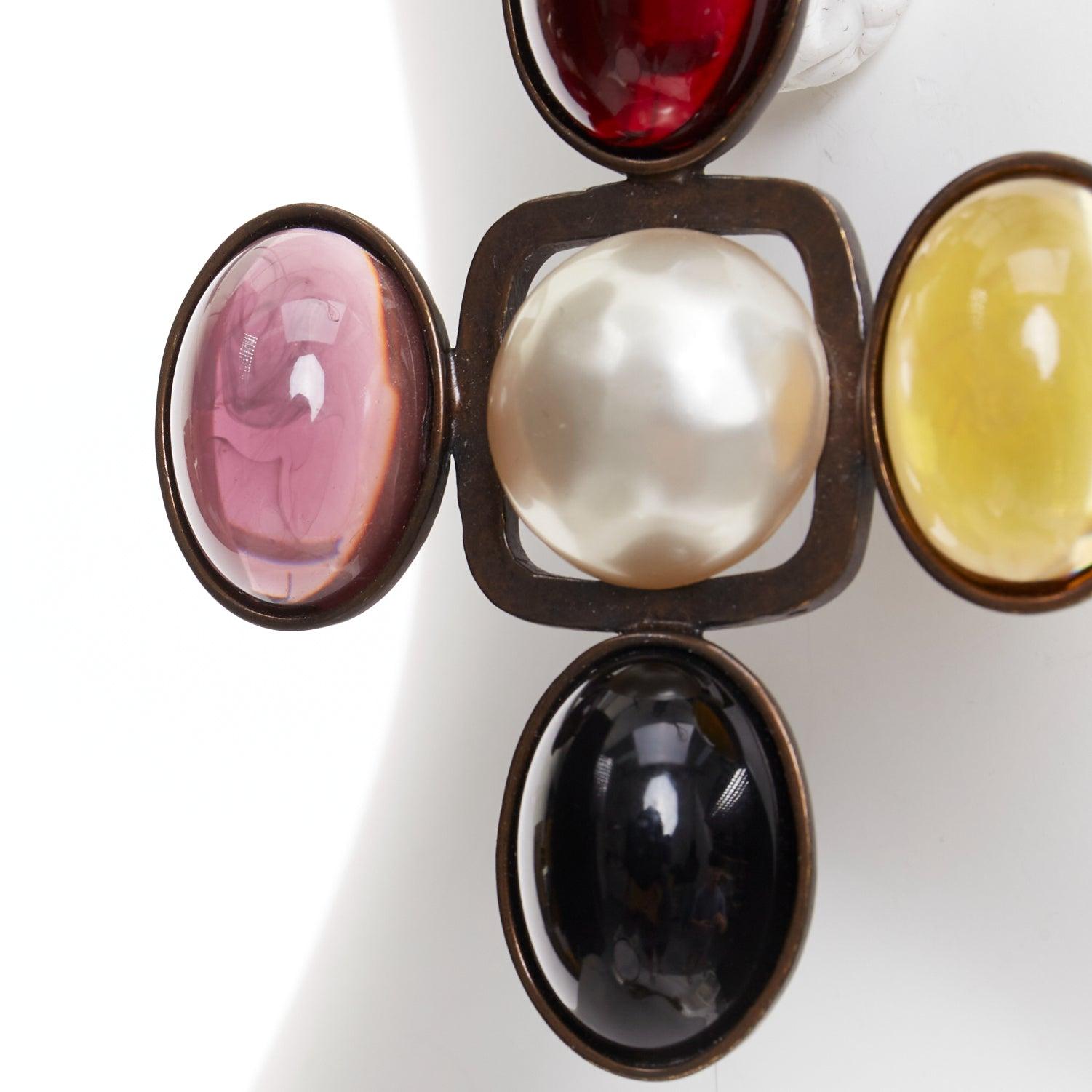 raro SAINT LAURENT Orecchini a clip in bronzo invecchiato con croce in resina Cabochon Coppia in vendita 2