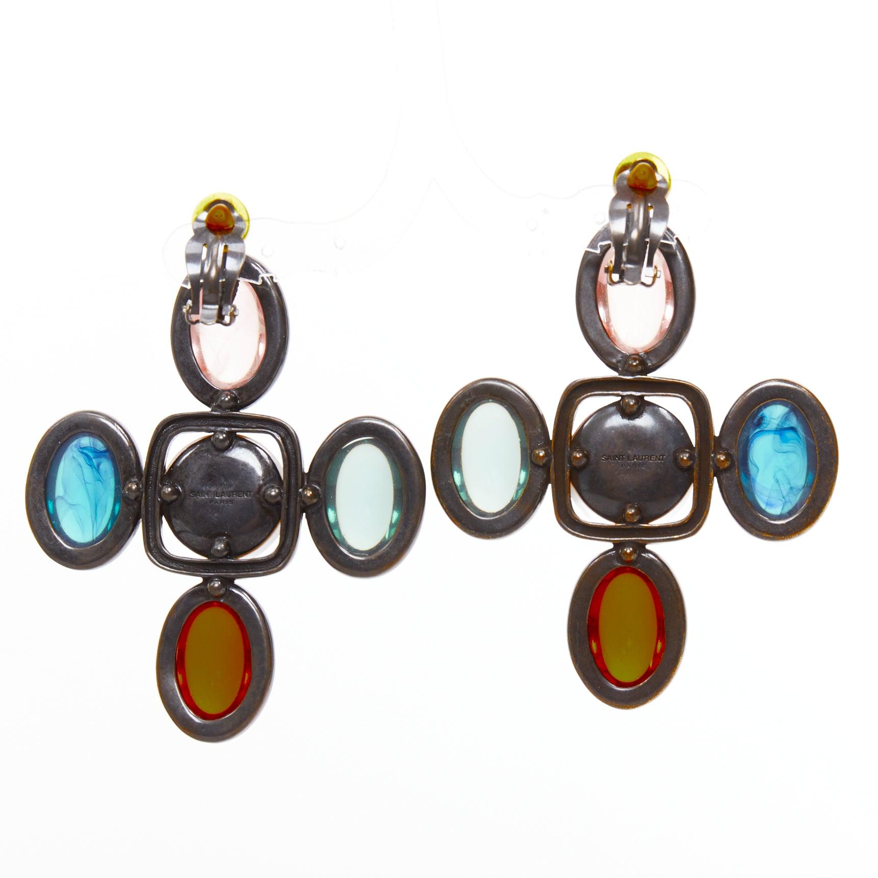 raro SAINT LAURENT Orecchini a clip in bronzo invecchiato con croce in resina Cabochon Coppia in vendita 3