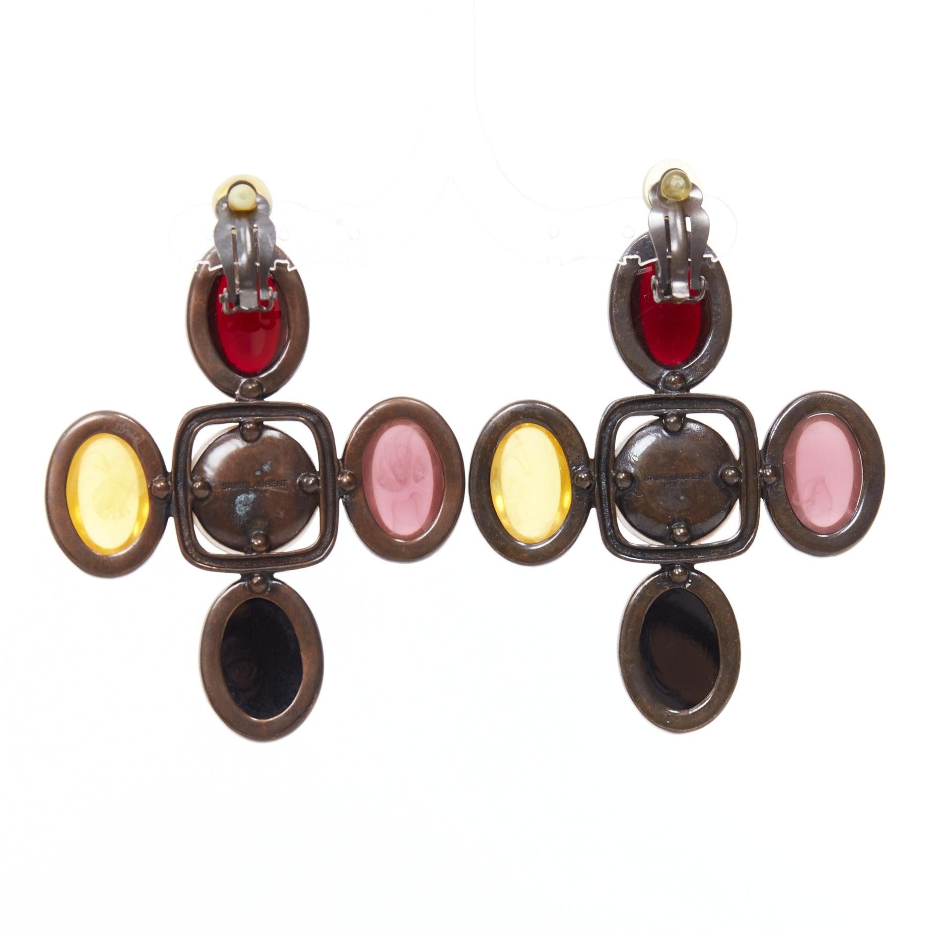 raro SAINT LAURENT Orecchini a clip in bronzo invecchiato con croce in resina Cabochon Coppia in vendita 3