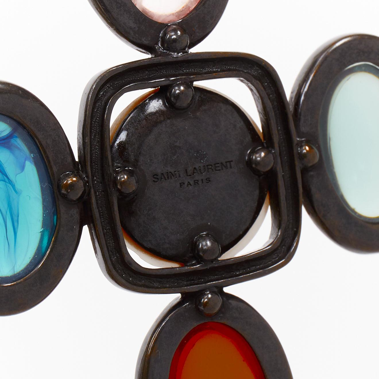 raro SAINT LAURENT Orecchini a clip in bronzo invecchiato con croce in resina Cabochon Coppia in vendita 4