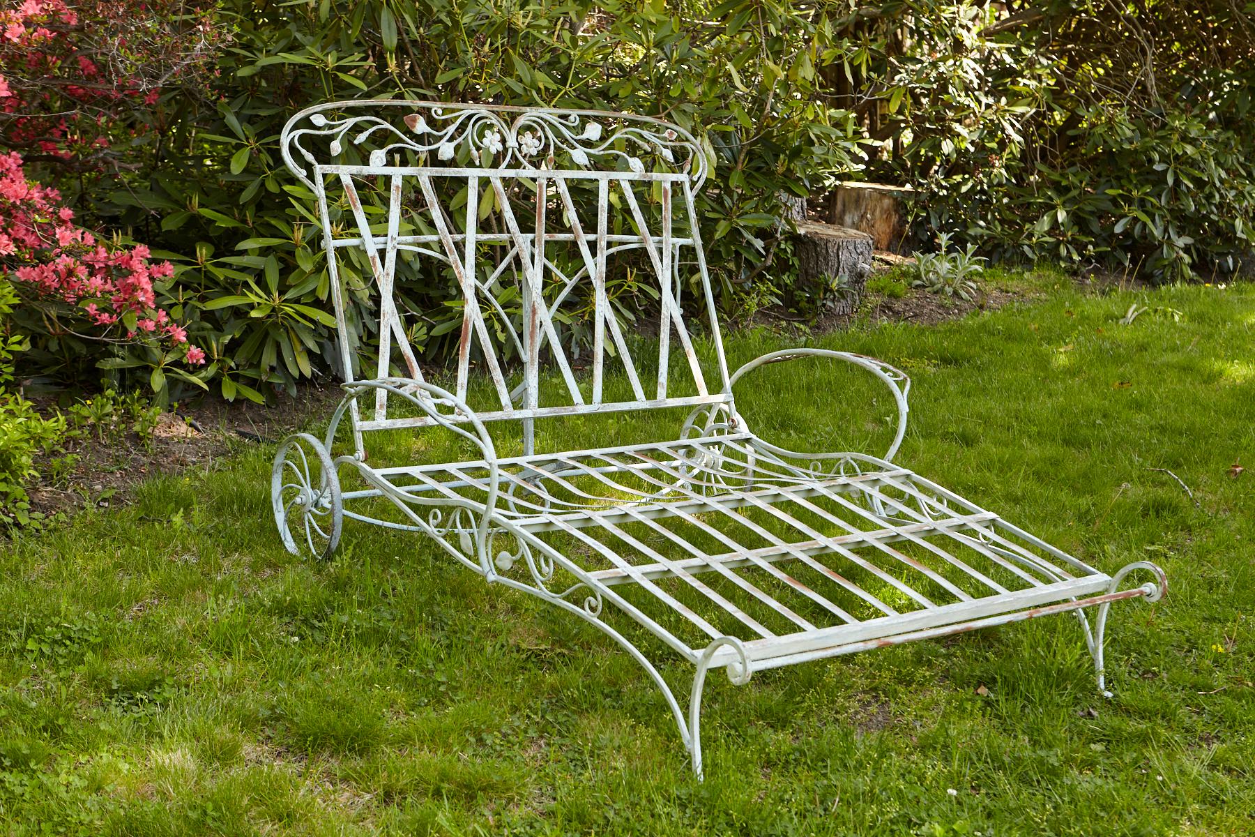A rare Salterini elaborate wrought iron double chaise lounge in his blooming rose pattern / group from the 1940s.
The chaise lounge is in a very good condition, solid and sturdy, part of the Neva-Rust outdoor product range of Salterin's garden