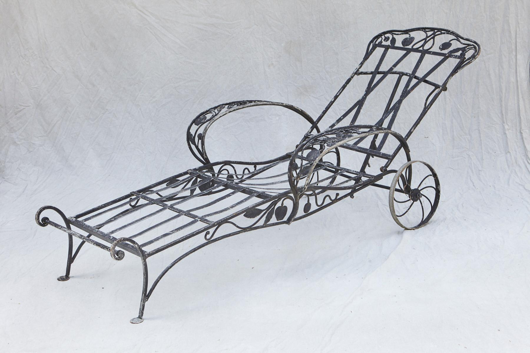 A rare Salterini elaborate wrought-iron lounge chair with wheels from his Della Robbia Collection / Group from the 1940s.
The lounge chair is in a very good condition, solid and sturdy, part of the Neva-Rust outdoor product range of Salterin's