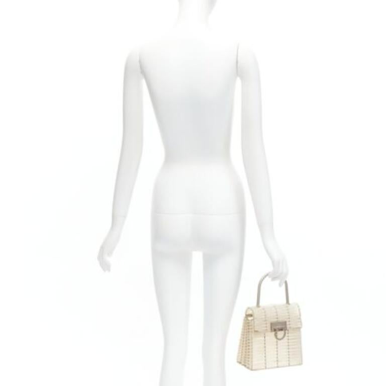rare SALVATORE FERRAGAMO Vintage Gancini clear vinyl cords metal bag
Reference: TGAS/D00774
Brand: Salvatore Ferragamo
Collection: Gancini
Material: Metal, Plastic
Color: Clear, Silver
Pattern: Solid
Closure: Snap Buttons
Lining: Clear Acrylic
Extra