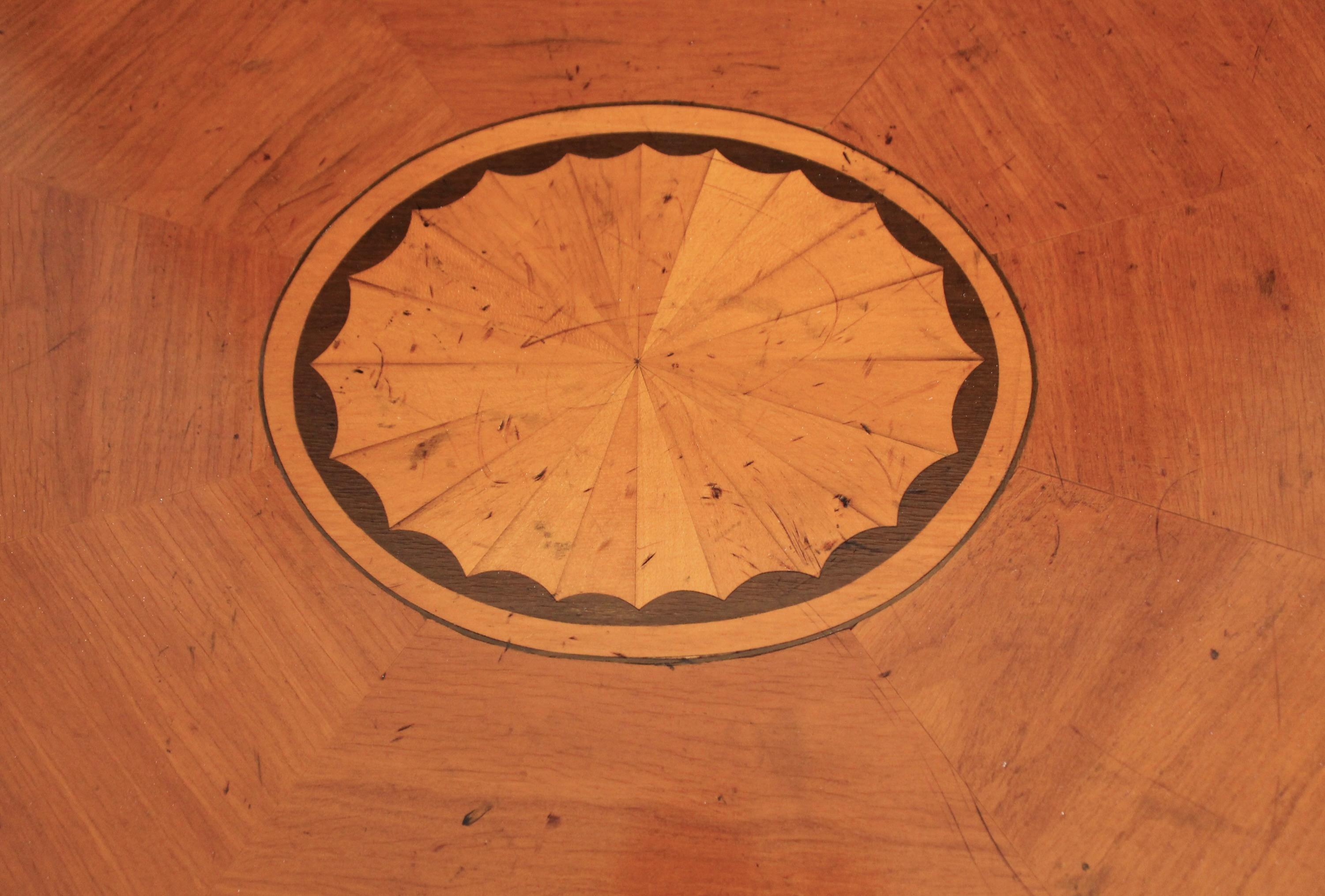Rare Satinwood George III Marquetry Cellarette of Octagonal Form In Good Condition For Sale In Free Union, VA