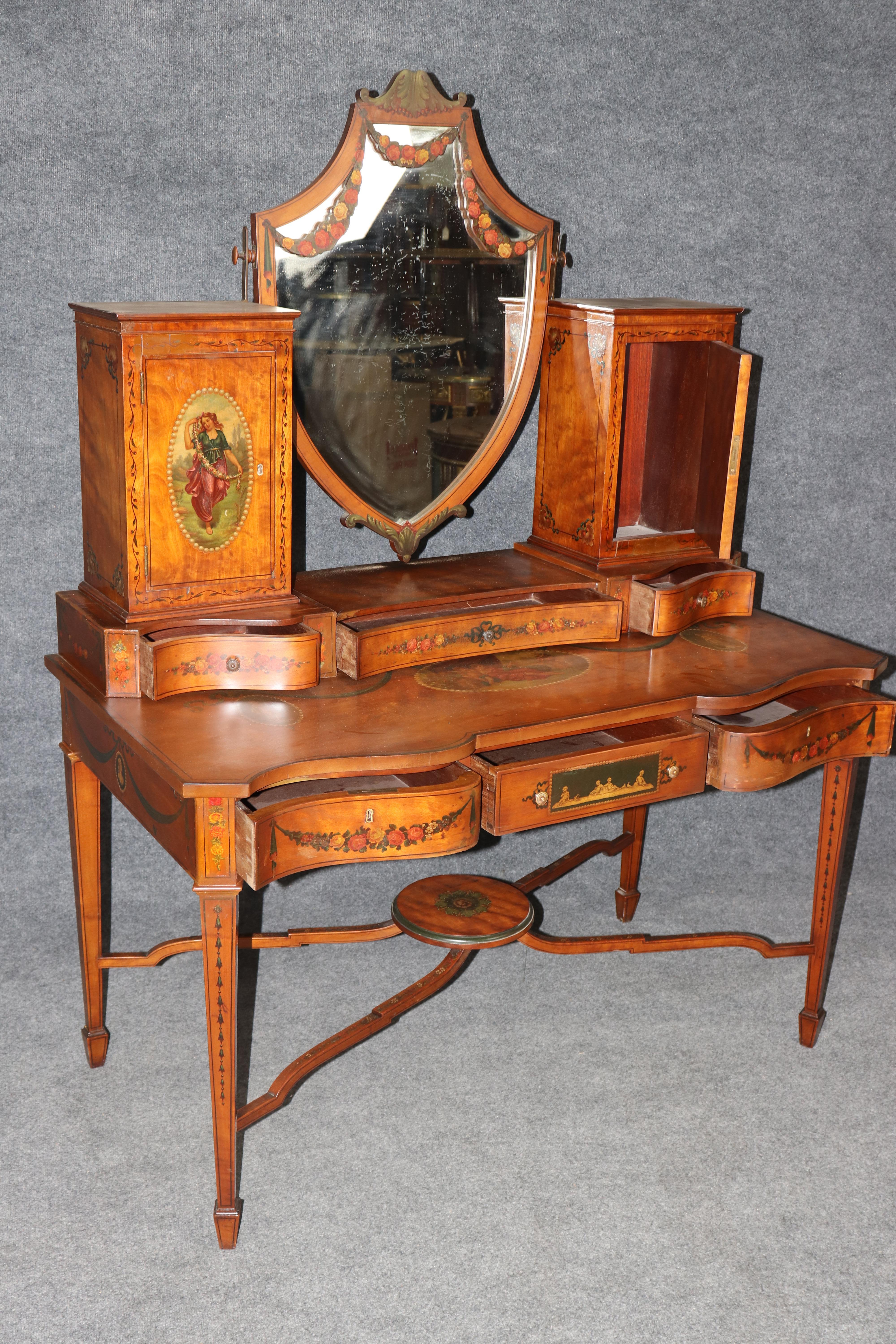 Raro Vanity inglese in stile Adams decorato con vernice e specchio, circa 1900-1920

Questo squisito vanity da donna in stile Adams inglese in legno satinato risale alla fine del XIX secolo (circa 1890) e rappresenta uno dei migliori esempi di