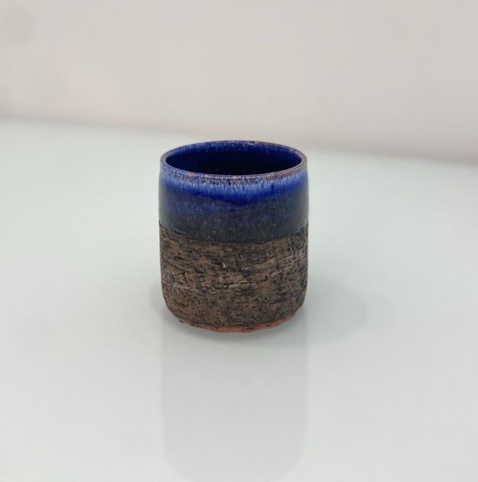 Un vase en céramique très rare, fabriqué par un artisan scandinave au milieu du siècle dernier. Fabriqué à la main, il présente un magnifique effet d'ombre avec des nuances de bleu et le brun-noir caractéristique de la méthode d'émaillage chinoise