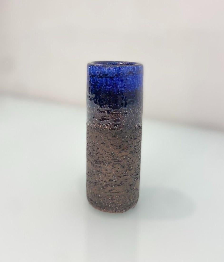 Un rarissimo vaso in ceramica artigianale della metà del secolo scorso. Realizzato a mano, presenta un bellissimo design a effetto ombreggiato con sfumature di blu e marrone-nero tipiche dei Kraitz, grazie al loro metodo di smaltatura cinese