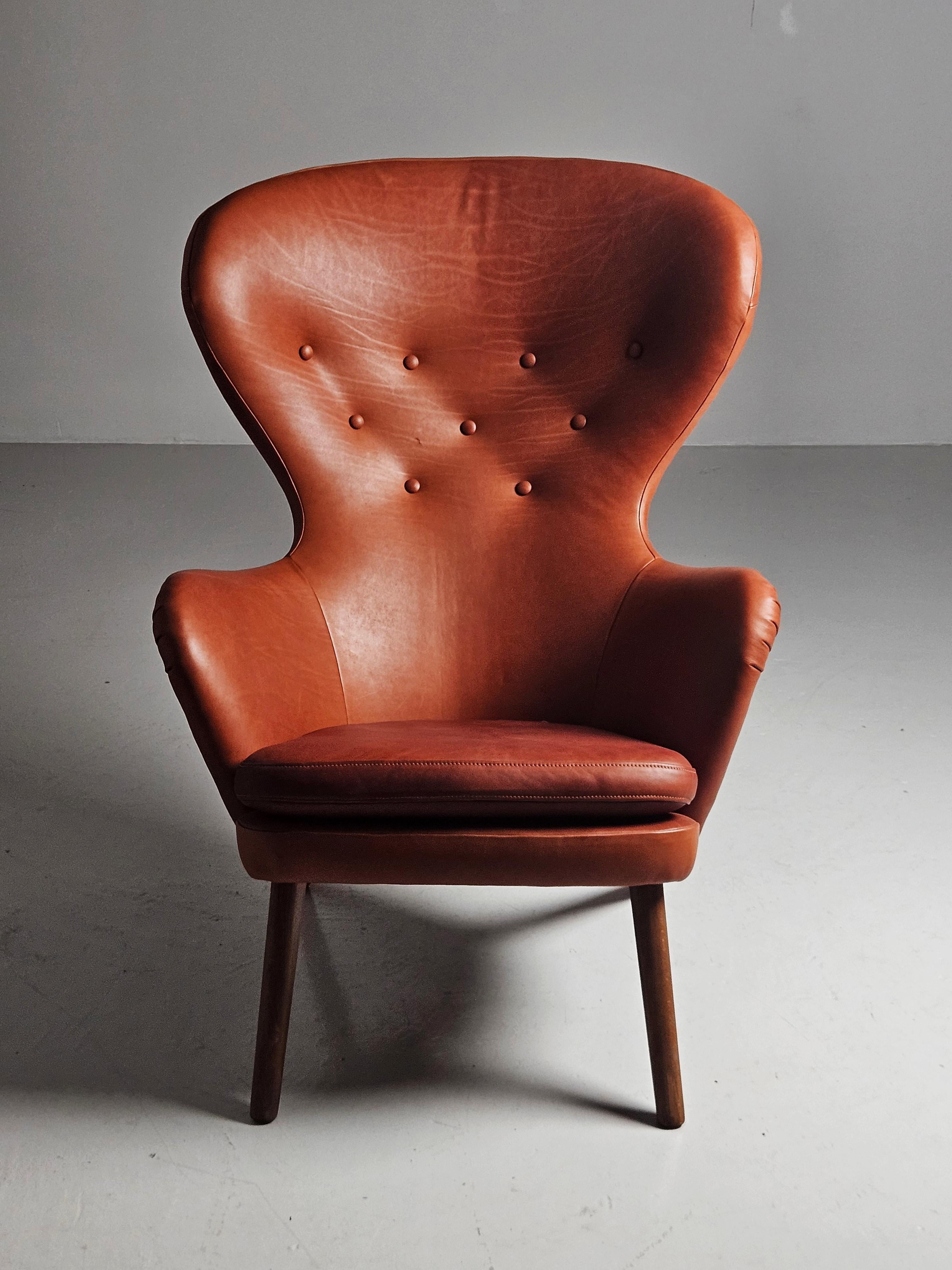 'Siesta' lounge chair designed by Gustaf Hiort af Ornäs. A bold organic design that still allures 70 years after its release in 1952.

This chair is an early production and comes with a beautiful cognac colored leather.