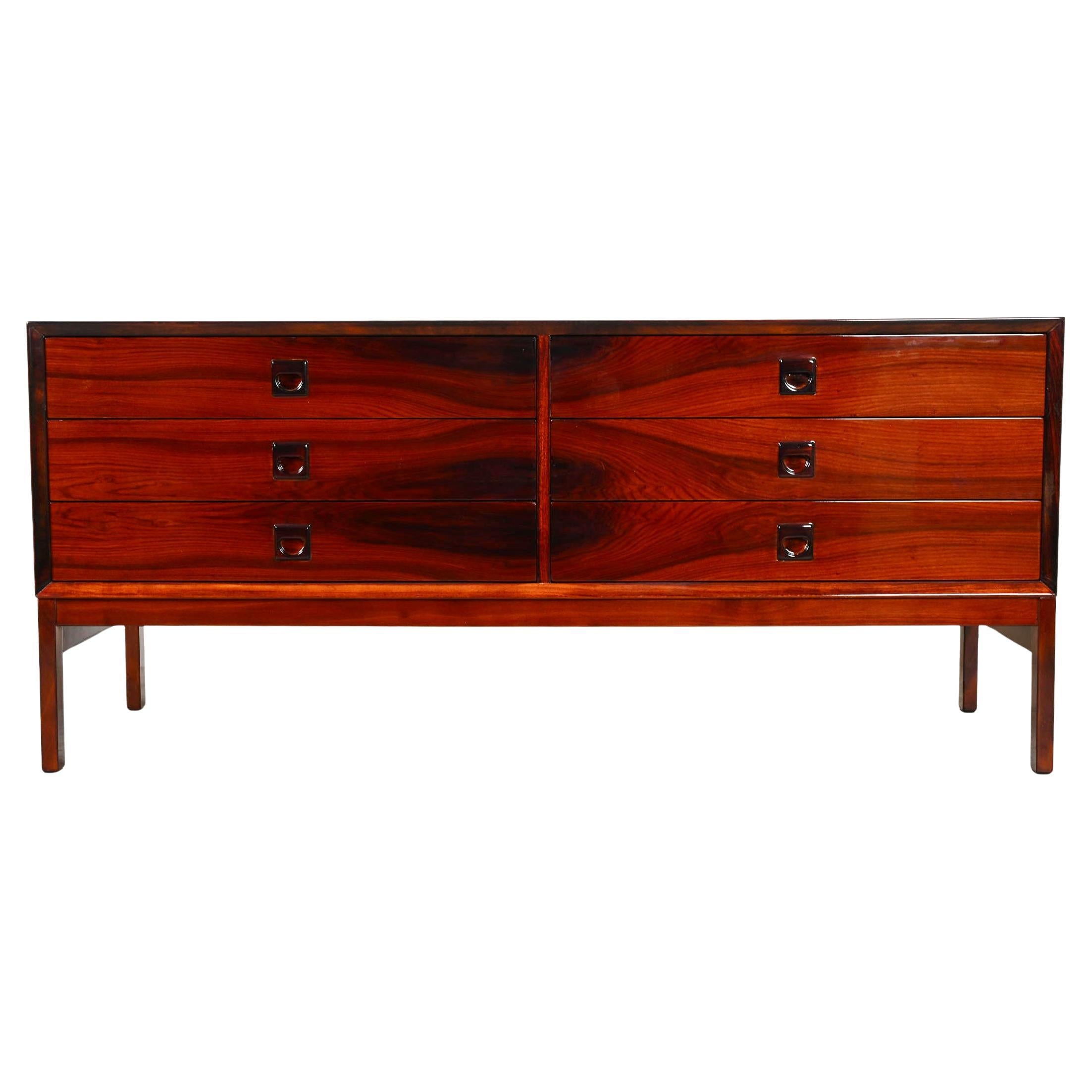 Rara cassettiera in legno duro con 6 cassetti. Completamente restaurato con finitura lucida. Progettata nei primi anni '60 in Danimarca da Erik Brouer. 