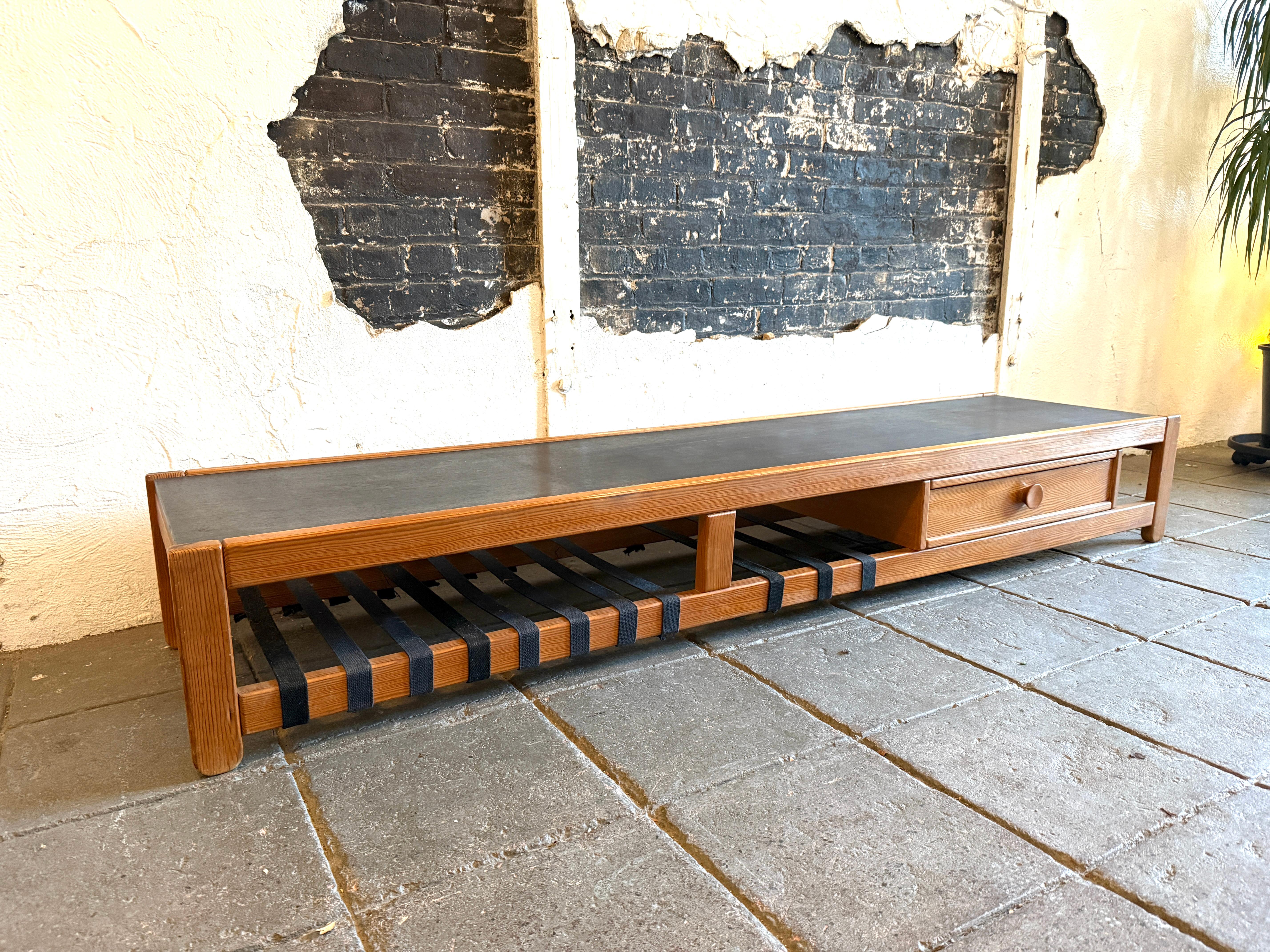 Rara mesa baja o banco largo escandinavo moderno con un solo cajón Escandinavo moderno en venta