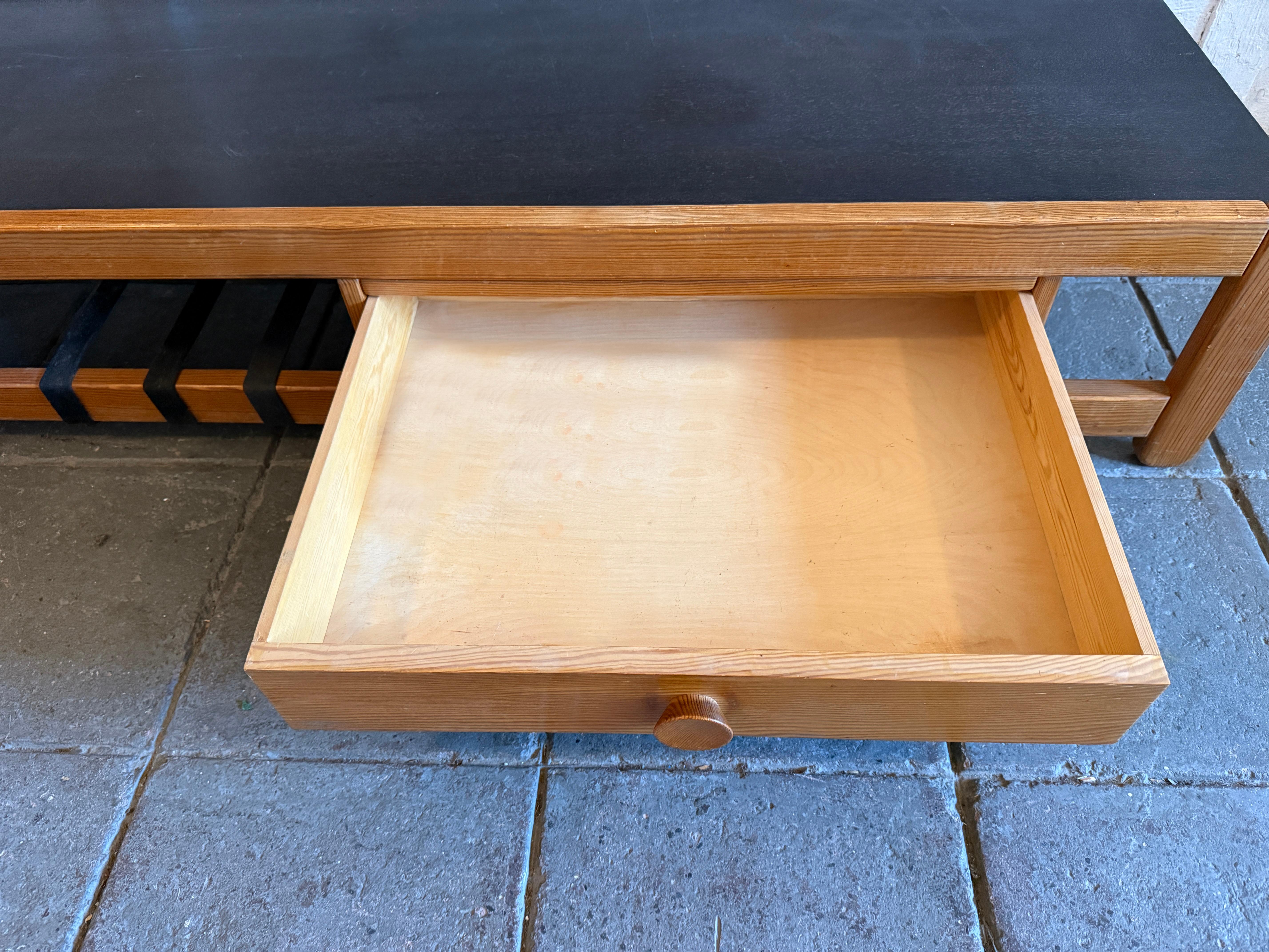 Rara mesa baja o banco largo escandinavo moderno con un solo cajón Carpintería en venta