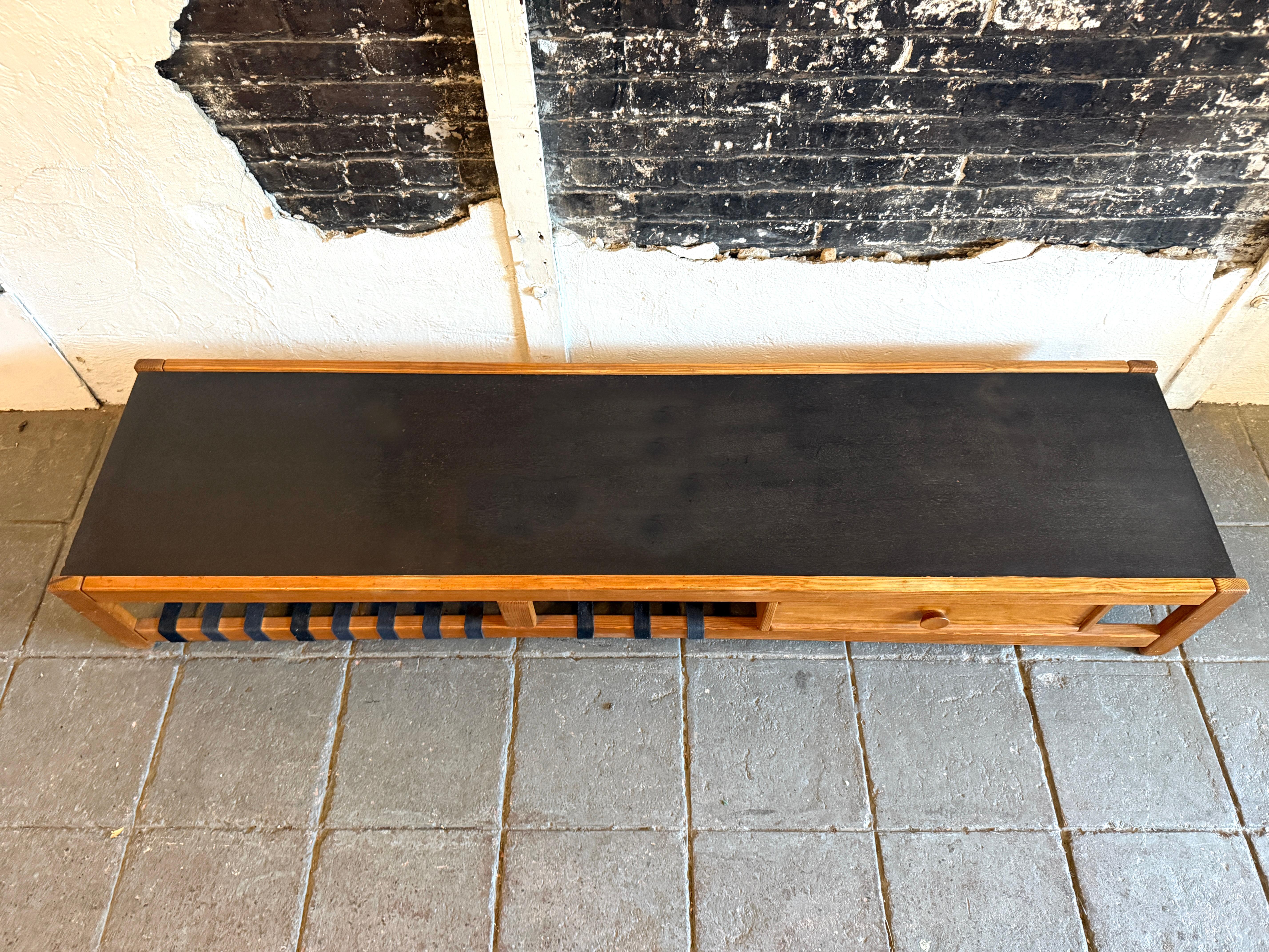 Rara mesa baja o banco largo escandinavo moderno con un solo cajón en Bueno estado para la venta en Brooklyn, NY