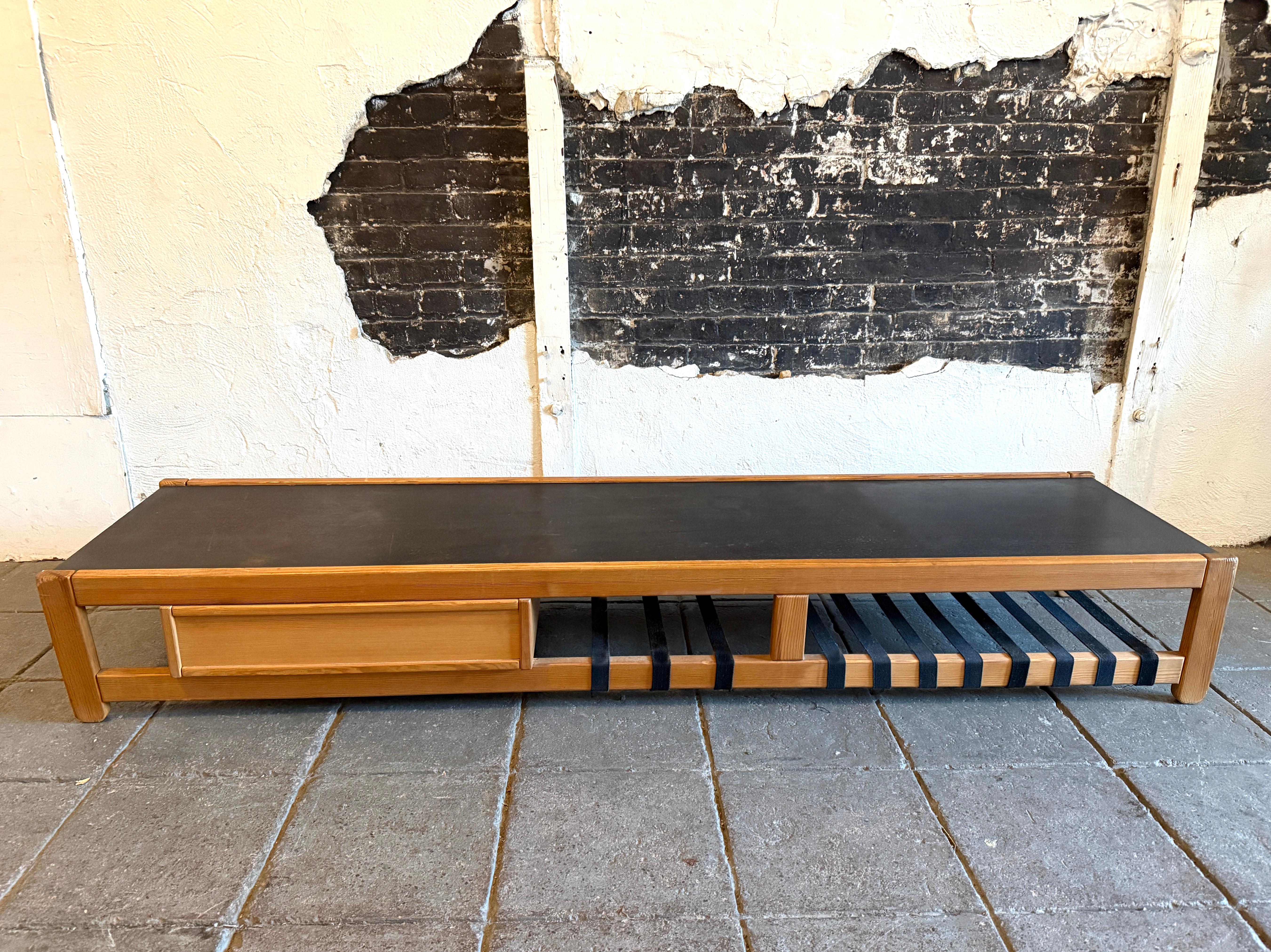 Rara mesa baja o banco largo escandinavo moderno con un solo cajón finales del siglo XX en venta