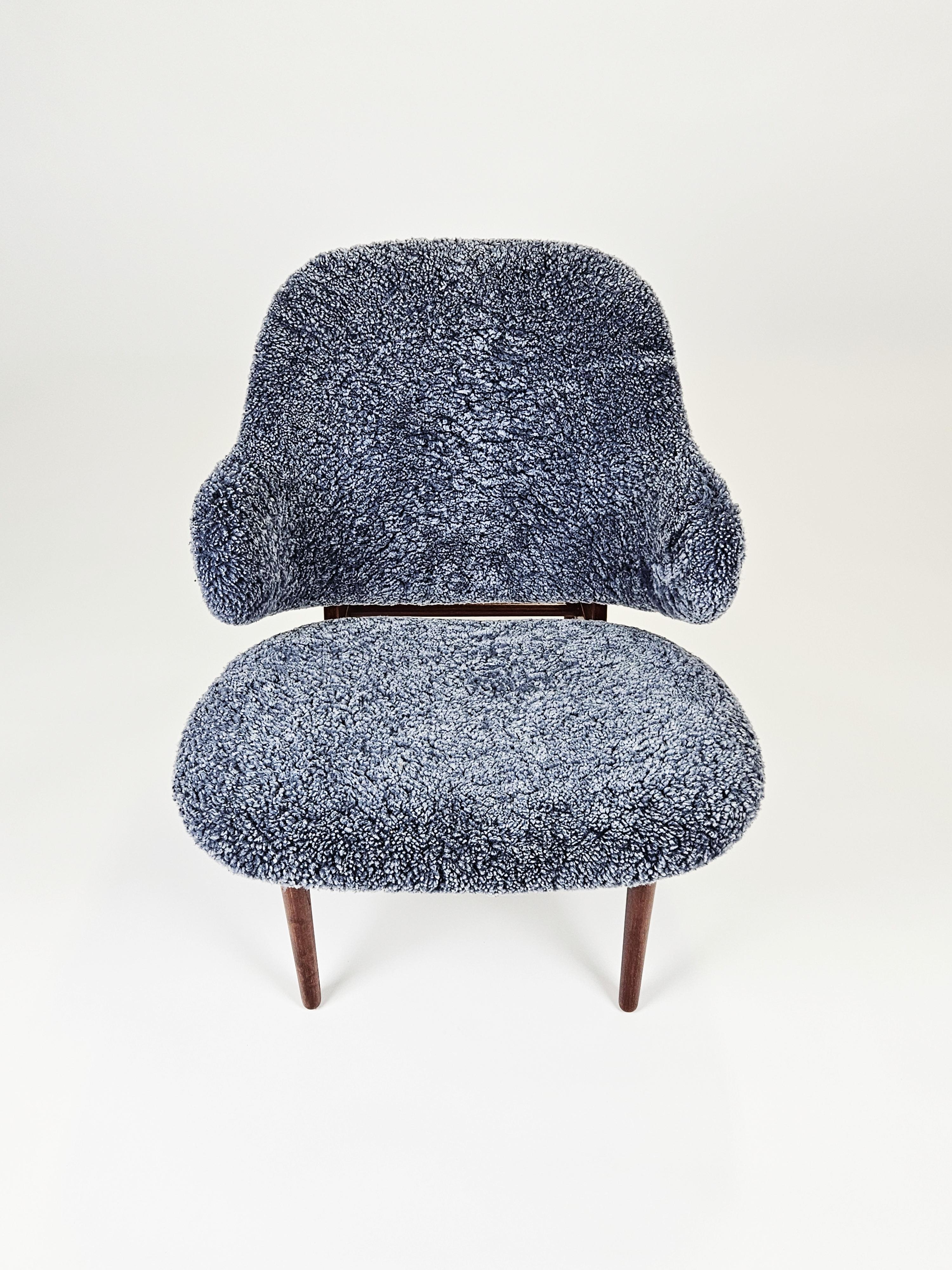 Rare Scandinavian Modern shell chair by IB Kofod Larsen, Denmark, 1950s In Good Condition For Sale In Eskilstuna, SE