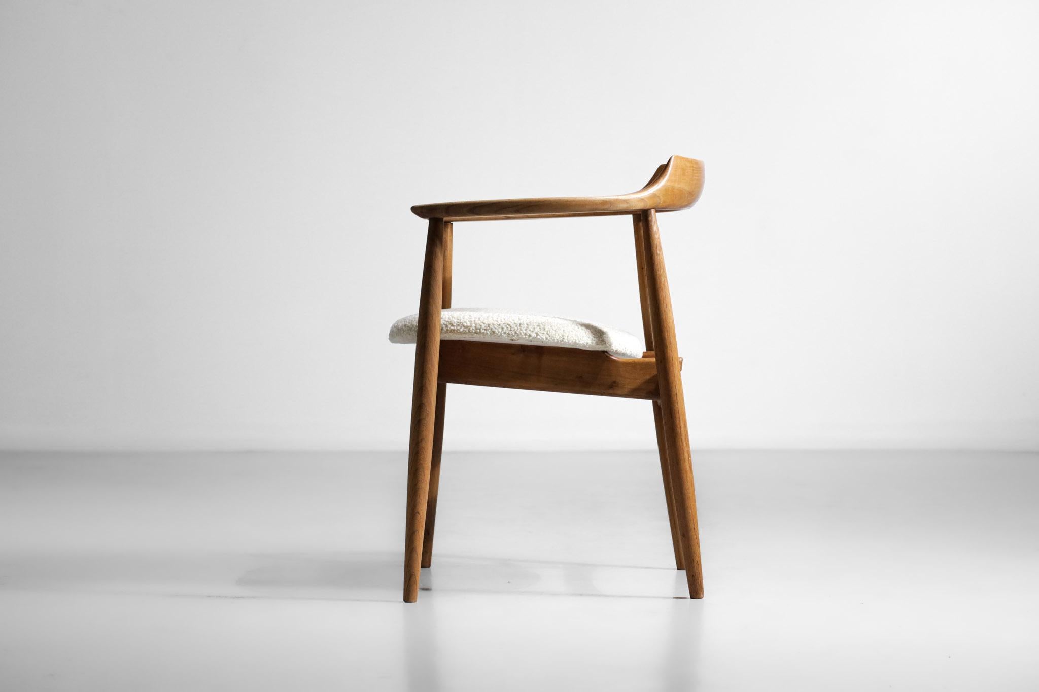 Skandinavischer Sessel aus den 60er Jahren, im Stil der Arbeiten von Hans Wegner. Massives Gestell aus heller Eiche, Sitz mit weißer Brisson Bruneel-Wolle bezogen. Sehr schöne zeitgenössische Arbeit mit reinen und nüchternen Linien, typisch für