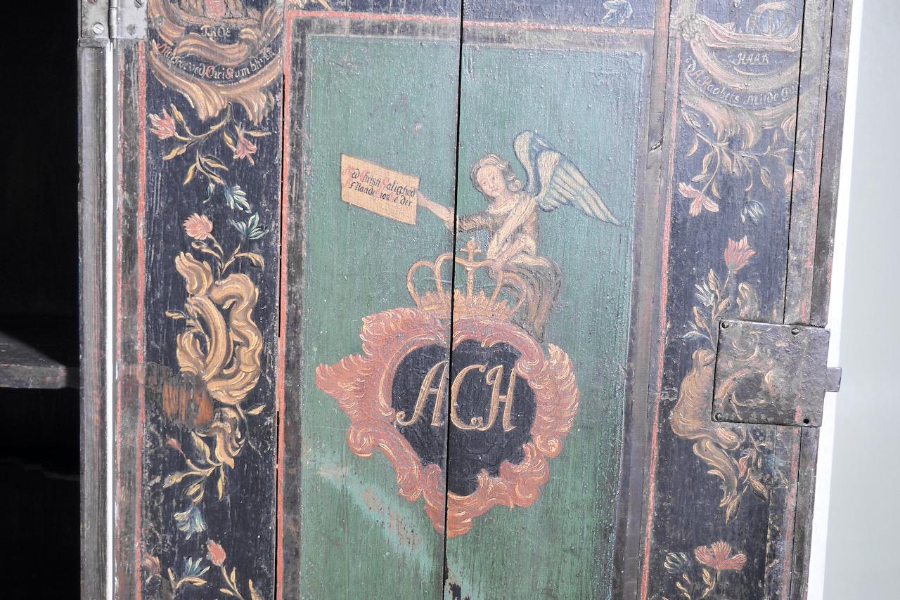 Seltener skandinavischer zweiteiliger Barockschrank mit originaler Innenfarbe, 18. Jahrhundert. im Angebot 11