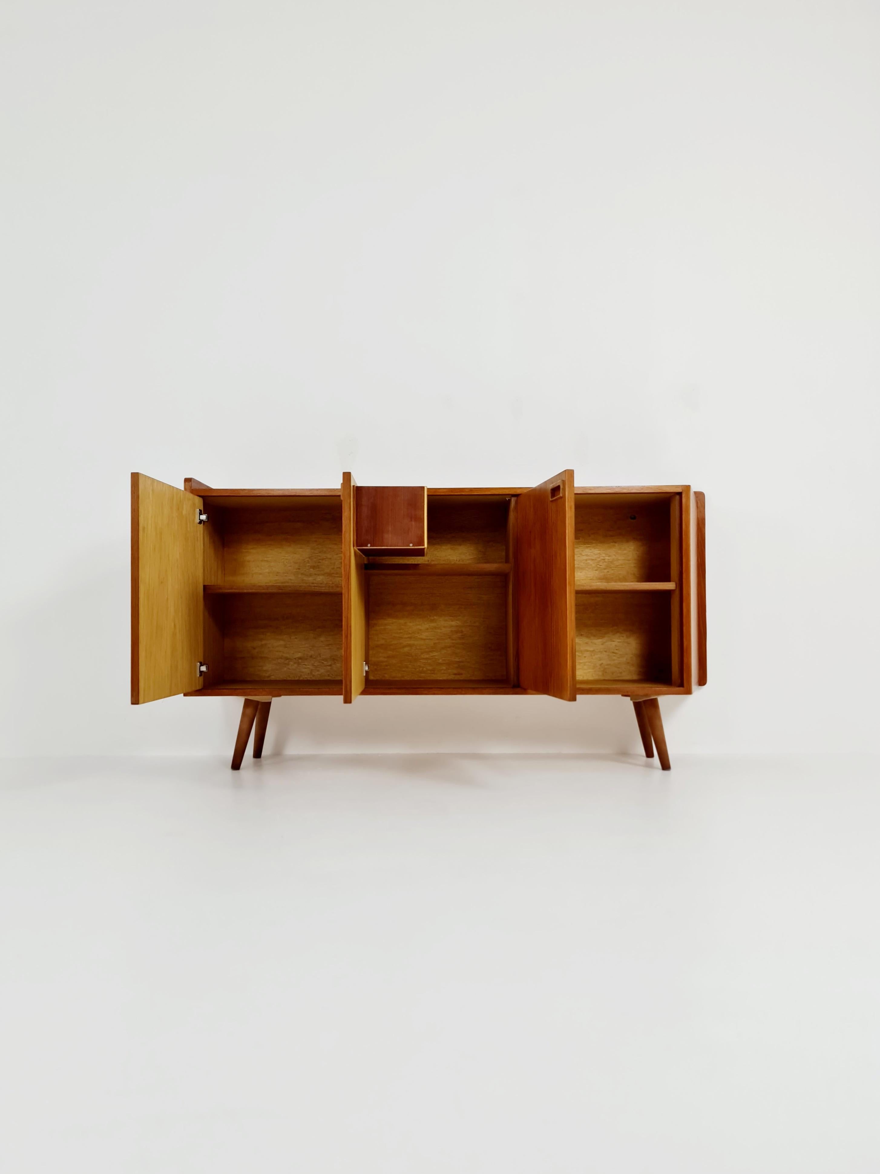 Rare Scandinavian Vintage Teak Sideboard left Corner-fit, 1960s

this sidebord was customized to fit specify on the corner, allowing acesss to adjacent areas, like a door on the left side in this case.


Danish Design

Dimensions: 
37 D x 155  W x