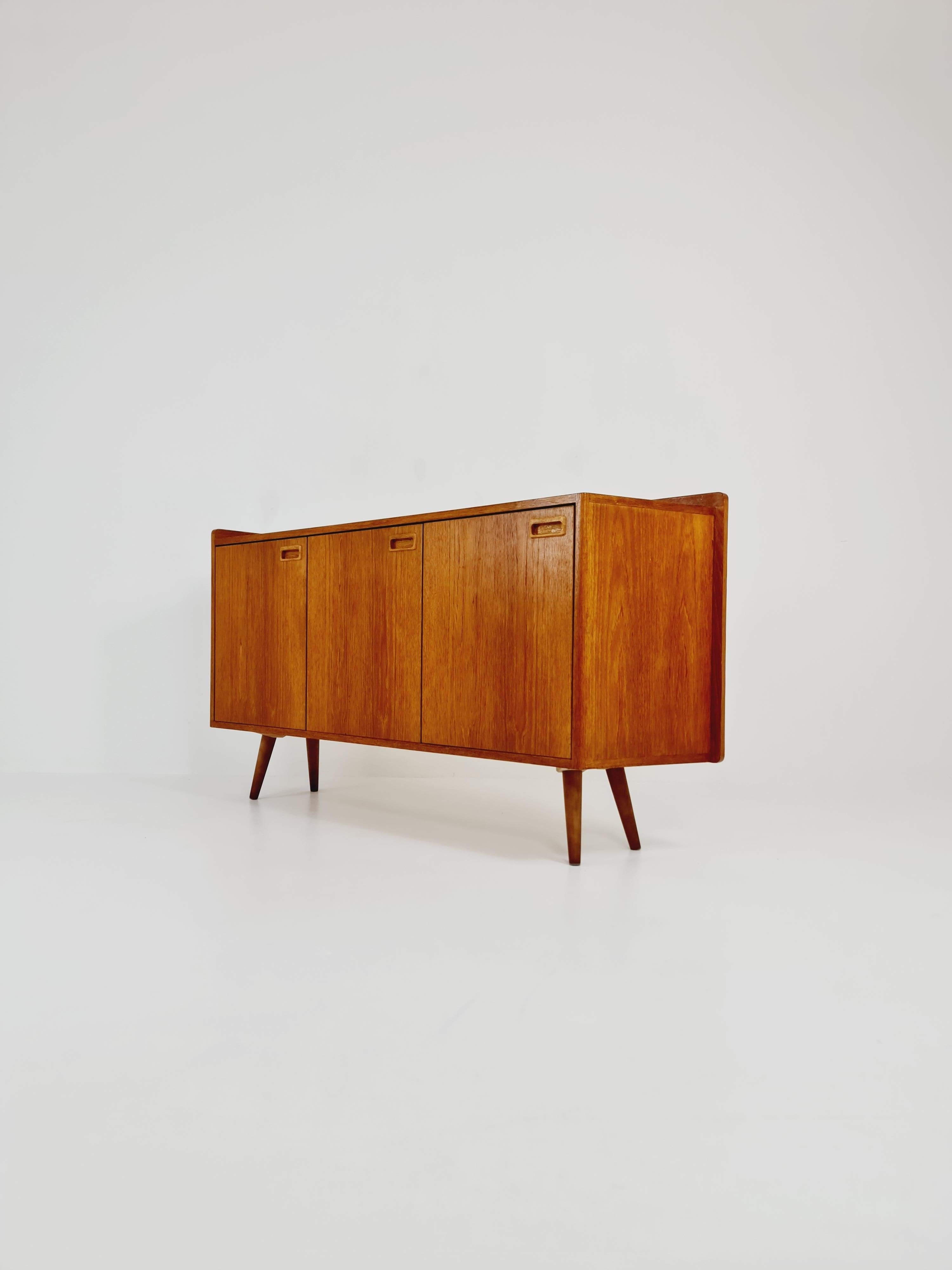 Rare Scandinavian Vintage Teak Sideboard left Corner-fit, 1960s For Sale 1