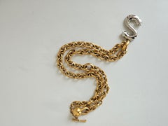 Raro collar de cadena de eslabones de latón dorado martillado con el logotipo "S" de Schiaparelli. ¡Icónico!