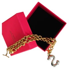 Raro collar de cadena de eslabones de latón dorado martillado con el logotipo "S" de Schiaparelli. ¡Icónico!