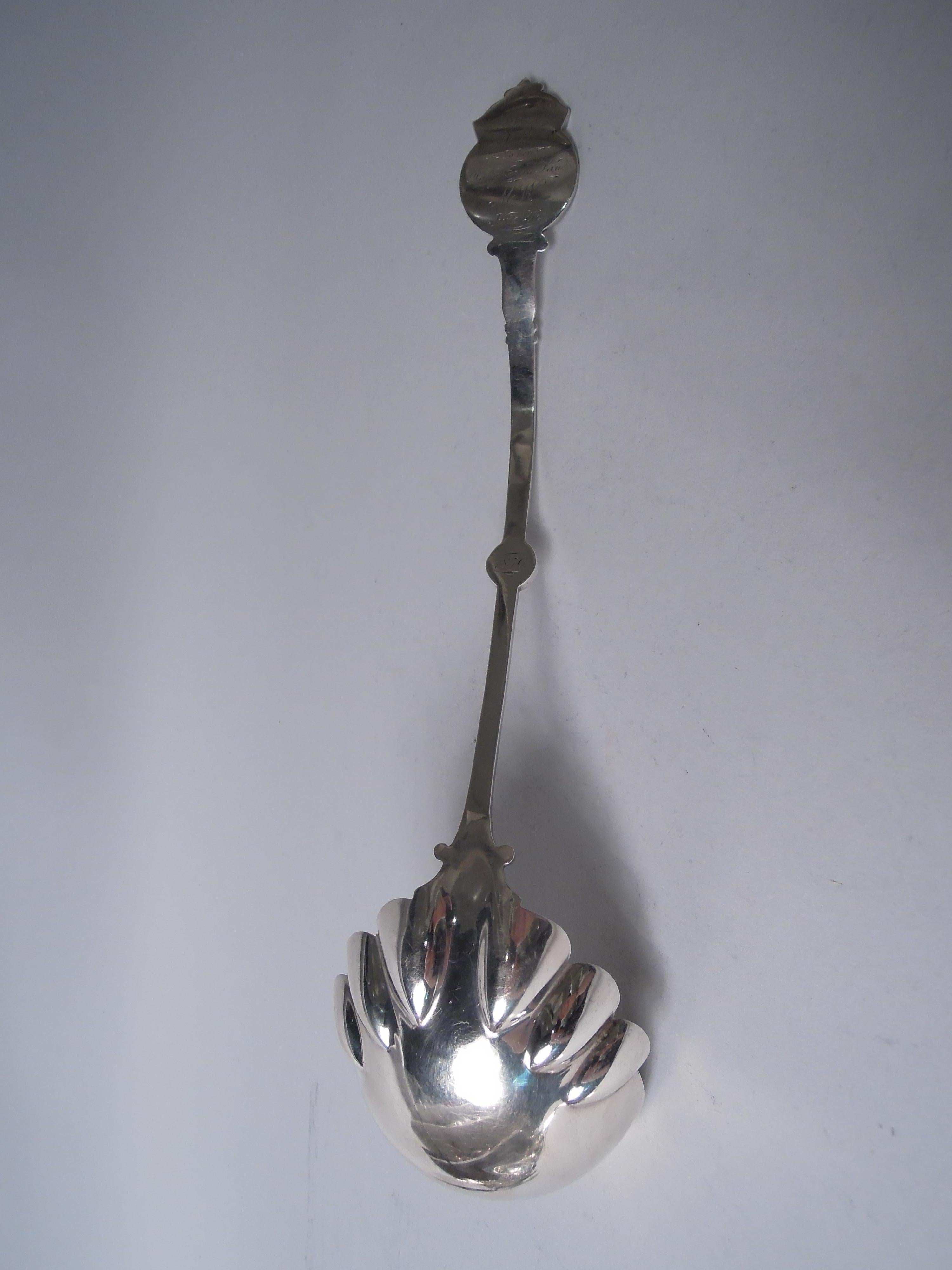 Amerikanische Medaillon-Münze Silber Suppenkelle, ca. 1870. Eiförmige und gewölbte Schale, innen vergoldet mit eingraviertem stilisiertem Ornament. Gebogener und kannelierter Schaft mit Blumenkopfknauf und Schneckenhalterung; Schnecken- und
