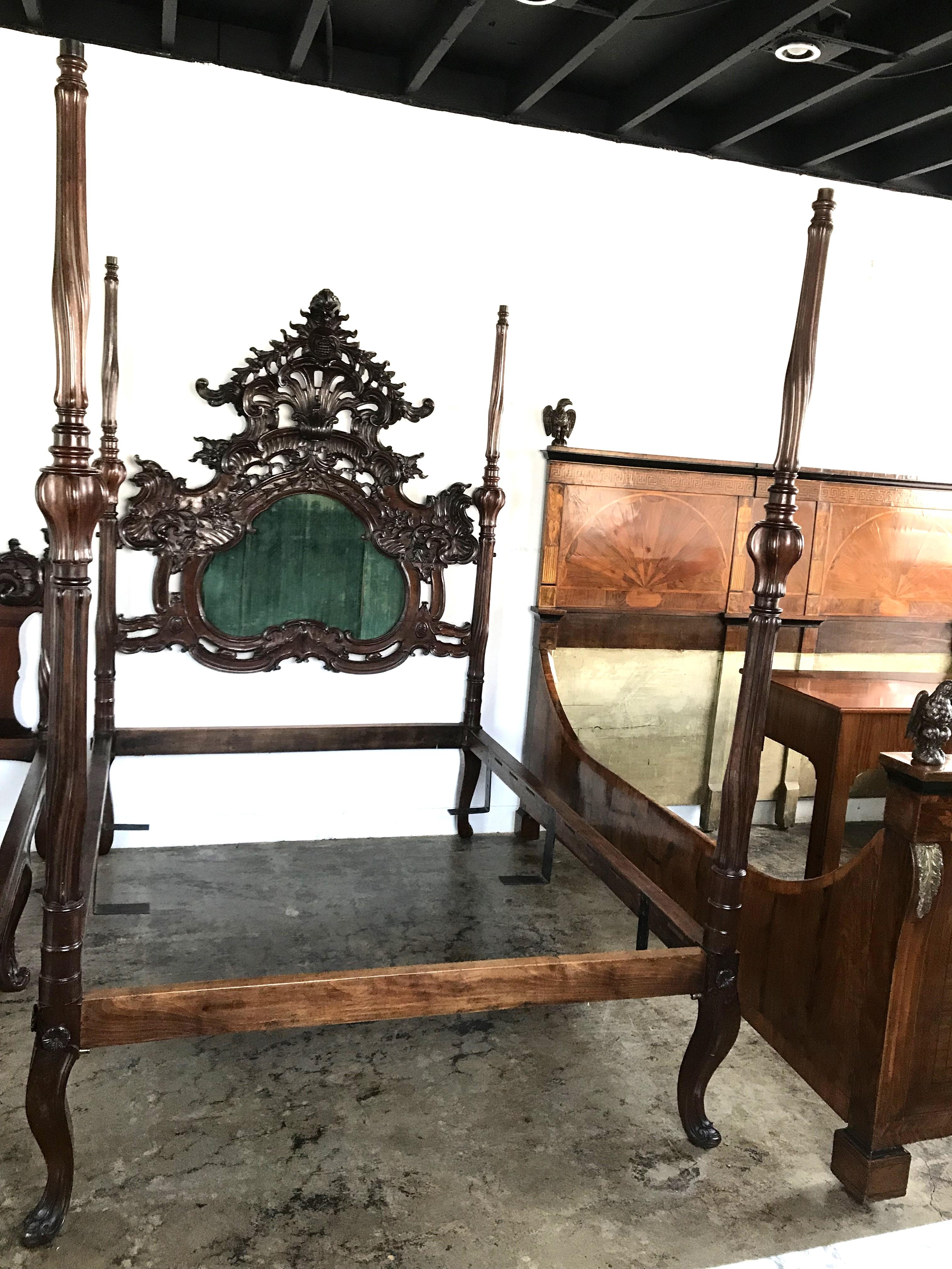 Seltenes geformtes Kolonial Portugiesisches Jacaranda Queen-Bett aus dem 17./18. Jahrhundert, antik, LA CA im Angebot 10