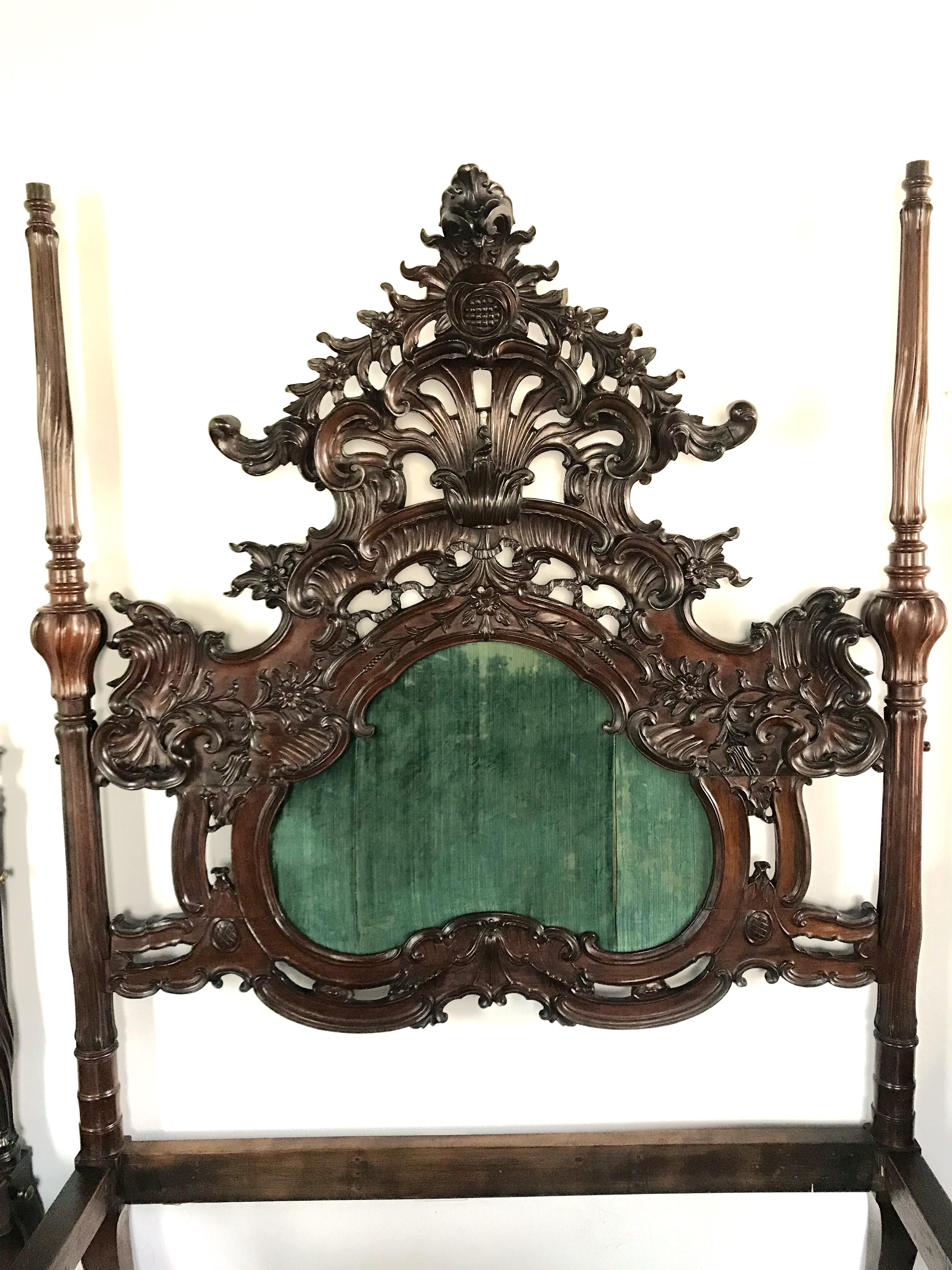 Seltenes geformtes Kolonial Portugiesisches Jacaranda Queen-Bett aus dem 17./18. Jahrhundert, antik, LA CA (17. Jahrhundert) im Angebot