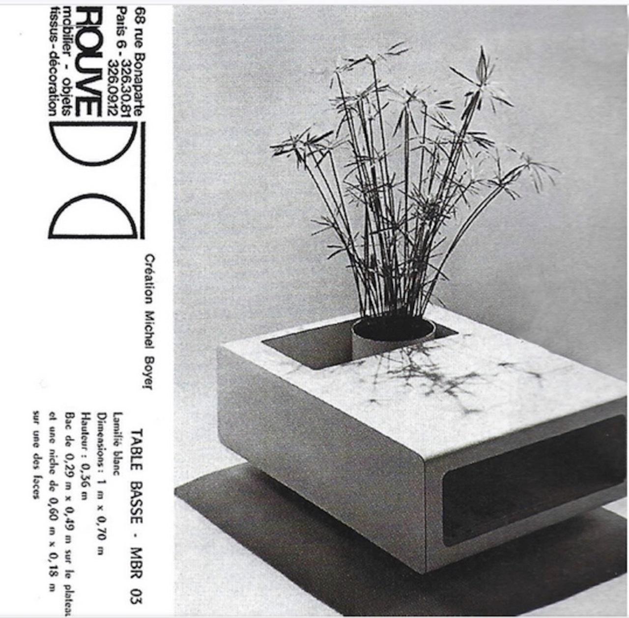 Schöner minimalistischer, skulpturaler Couchtisch 'MBR 03', entworfen 1968 vom französischen Meisterdesigner Michel Boyer für Rouve, Paris. Michel Boyer entwarf eine kleine Serie von Tischen aus weißem Laminat MBR