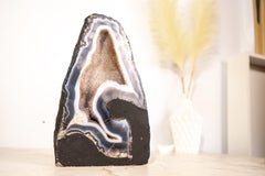 Sculpturale géode d'agate bleue et blanche avec Druzy Galaxy blanche
