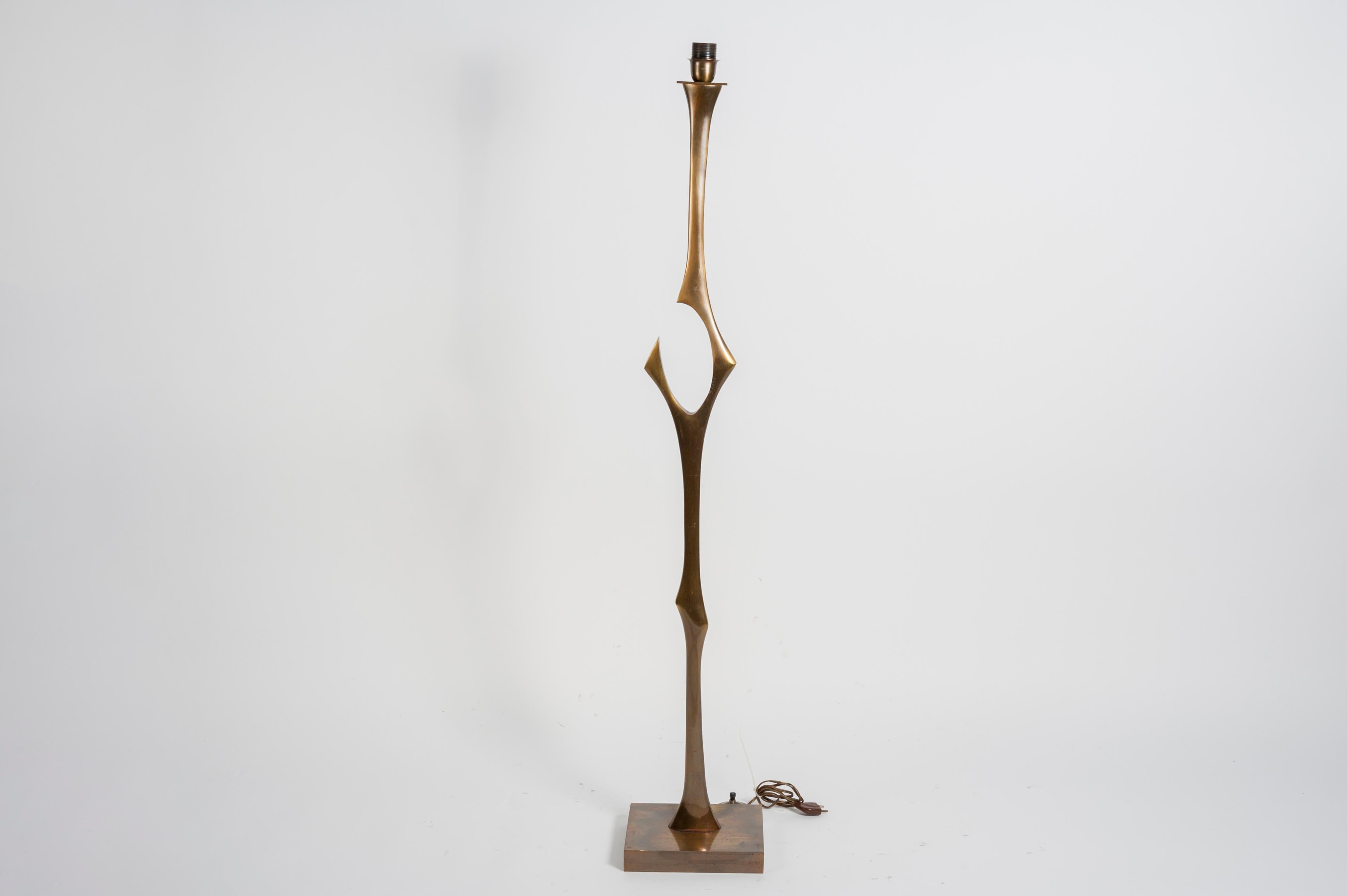Sculptural bronze floor lamp
Signed
Good vintage condition (see photos of the base)
Dimensions given without shade
No shade included
Dimensions of this shade 25 x 44 x 30 cm.