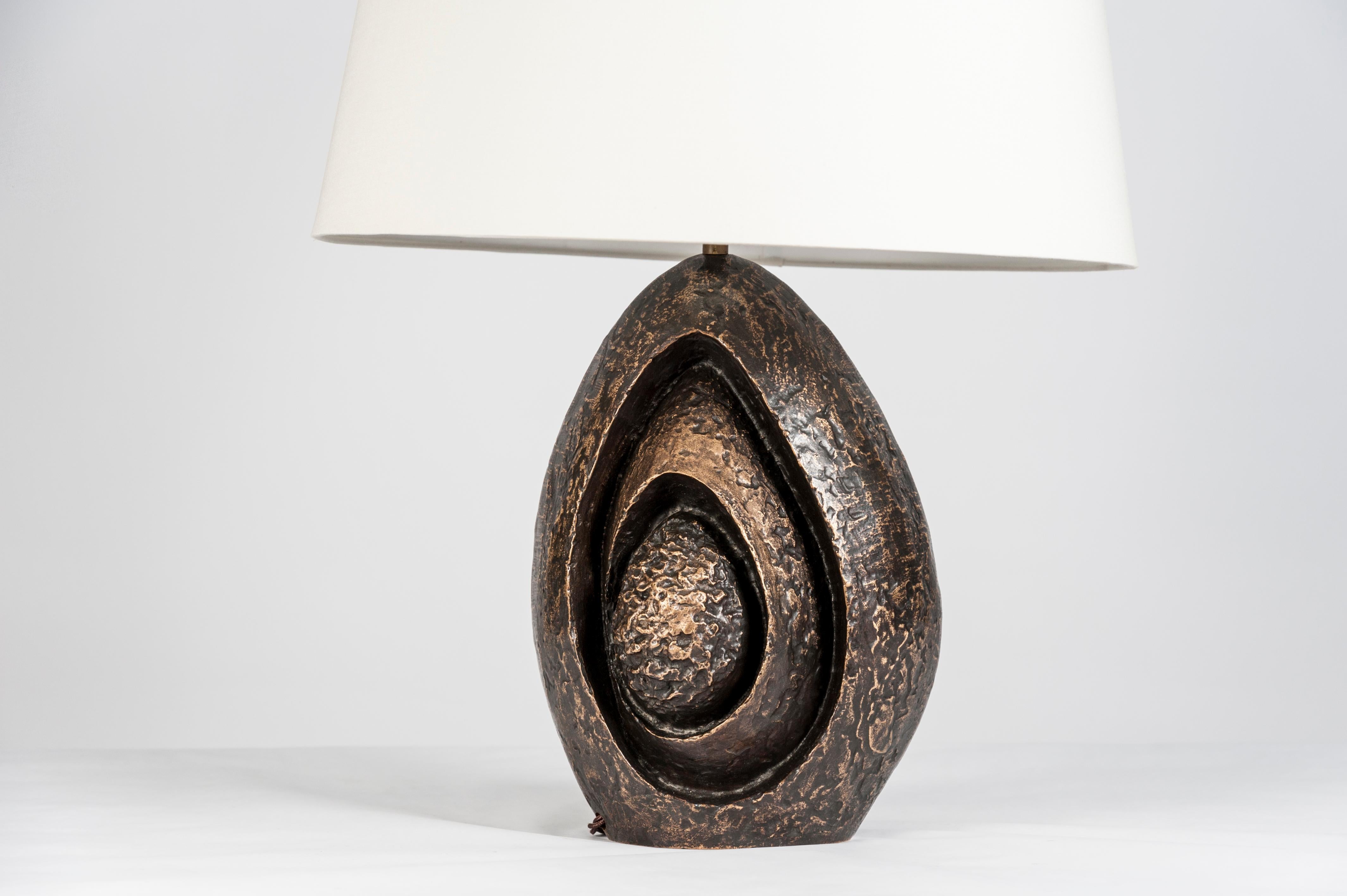 Seltene skulpturale Bronzelampe von Fernand Dresse (Belgisch) im Angebot