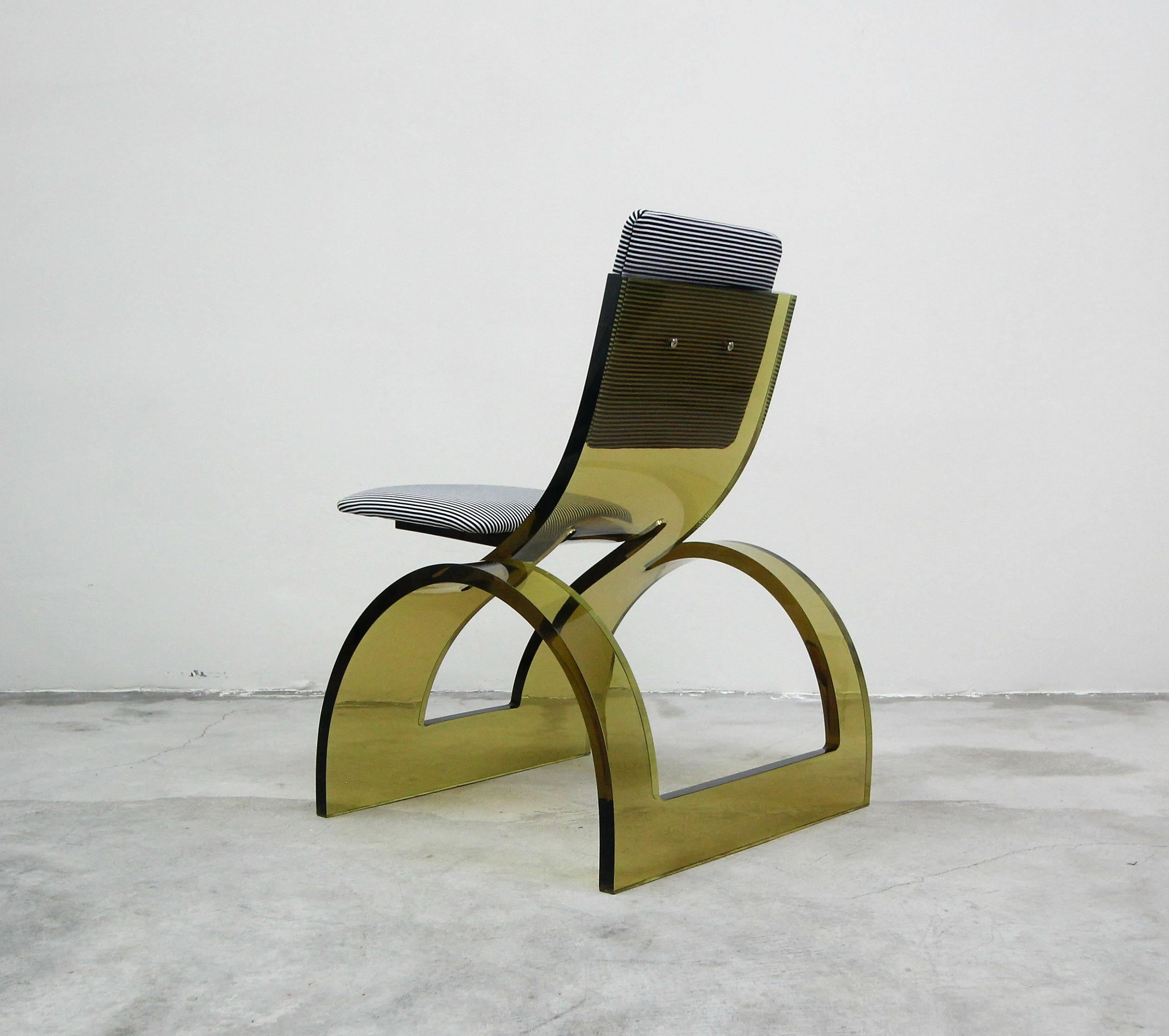 Rare Sculptural Cantilevered Vintage Arched Colored Lucite Corner Lounge Chair In Excellent Condition In Las Vegas, NV