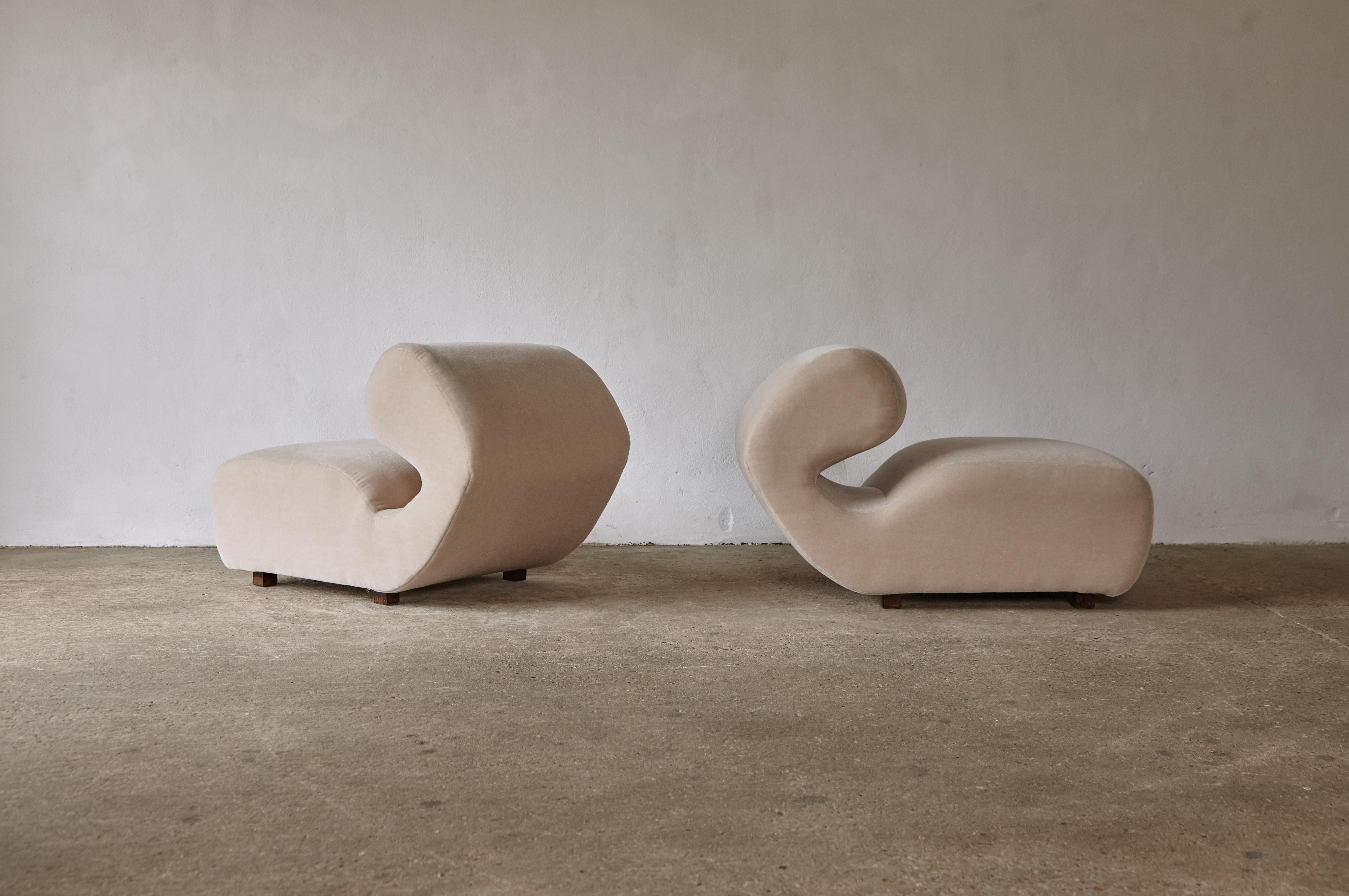 A superb pair of curved scultptural lounge chairs, Italian,  1970s/80s.  Newly upholstered in a premium ivory 100% mohair fabric.  Fast shipping worldwide.
  


