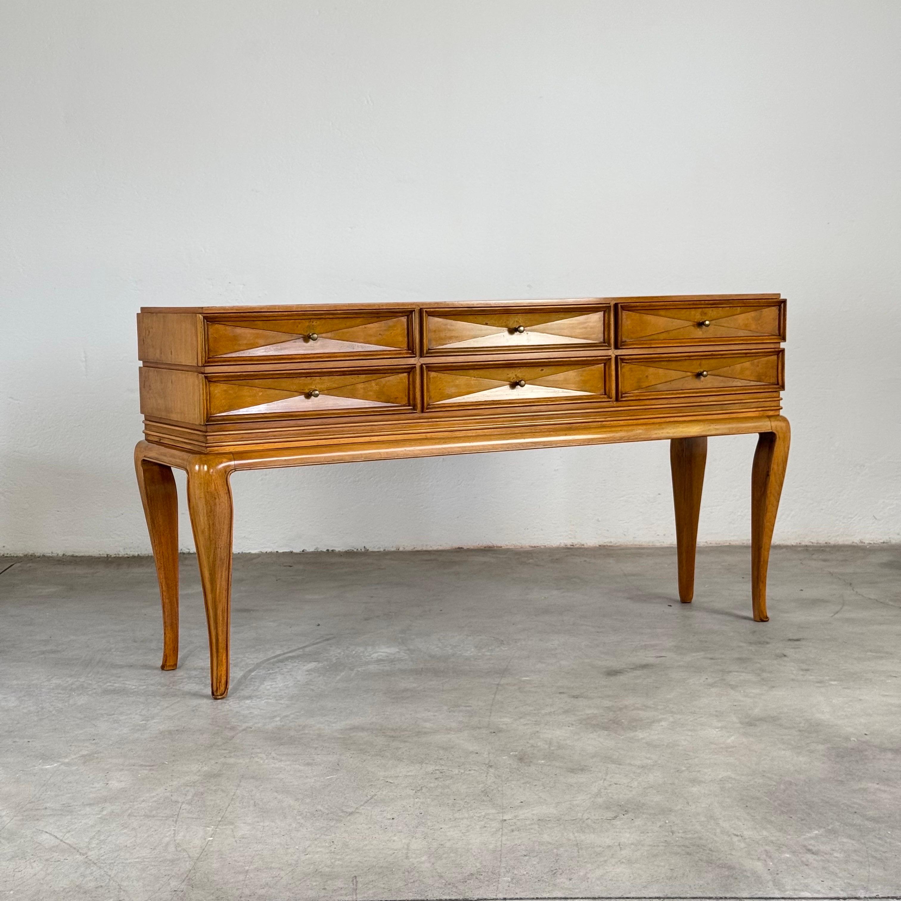 Seltene, elegant proportionierte Anrichte mit sechs Schubladen, hergestellt von ABV (Arredamenti Borsani Varedo) in den 1950er Jahren, mit dem Original-Label. Mit seiner raffinierten Geometrie und architektonischen Leichtigkeit ist das Stück ein