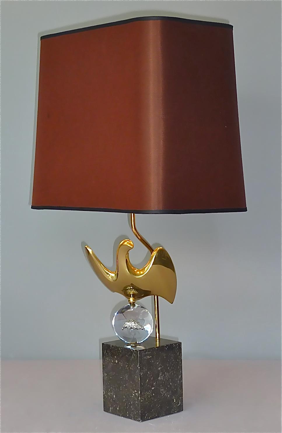 Superb and very rare sculptural French abstract bird table lamp by artist Philippe Jean, France around 1970s. The table lamp has a square heavy black-grey granite base signed Ph. Jean and 107/300, so from a limited edition, a crystal glass globe
