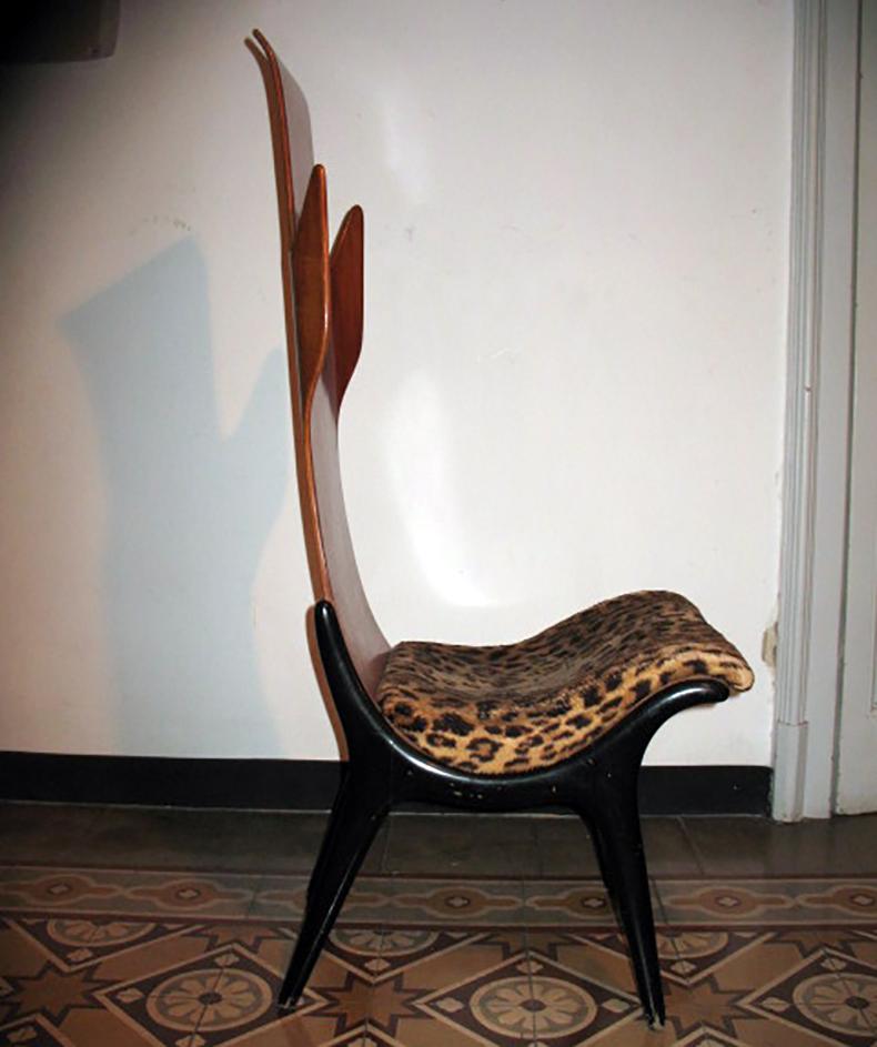 Rare sculptural Pozzi & Verga model ‘2/R’ or 'Flame' chairs in mahogany and ebonized wood, designed by Dante de La Torre for Pozzi e Verga label in Mariano Comense, Milano. During, 1960.
It has fixed cushion with original vintage fabric.
