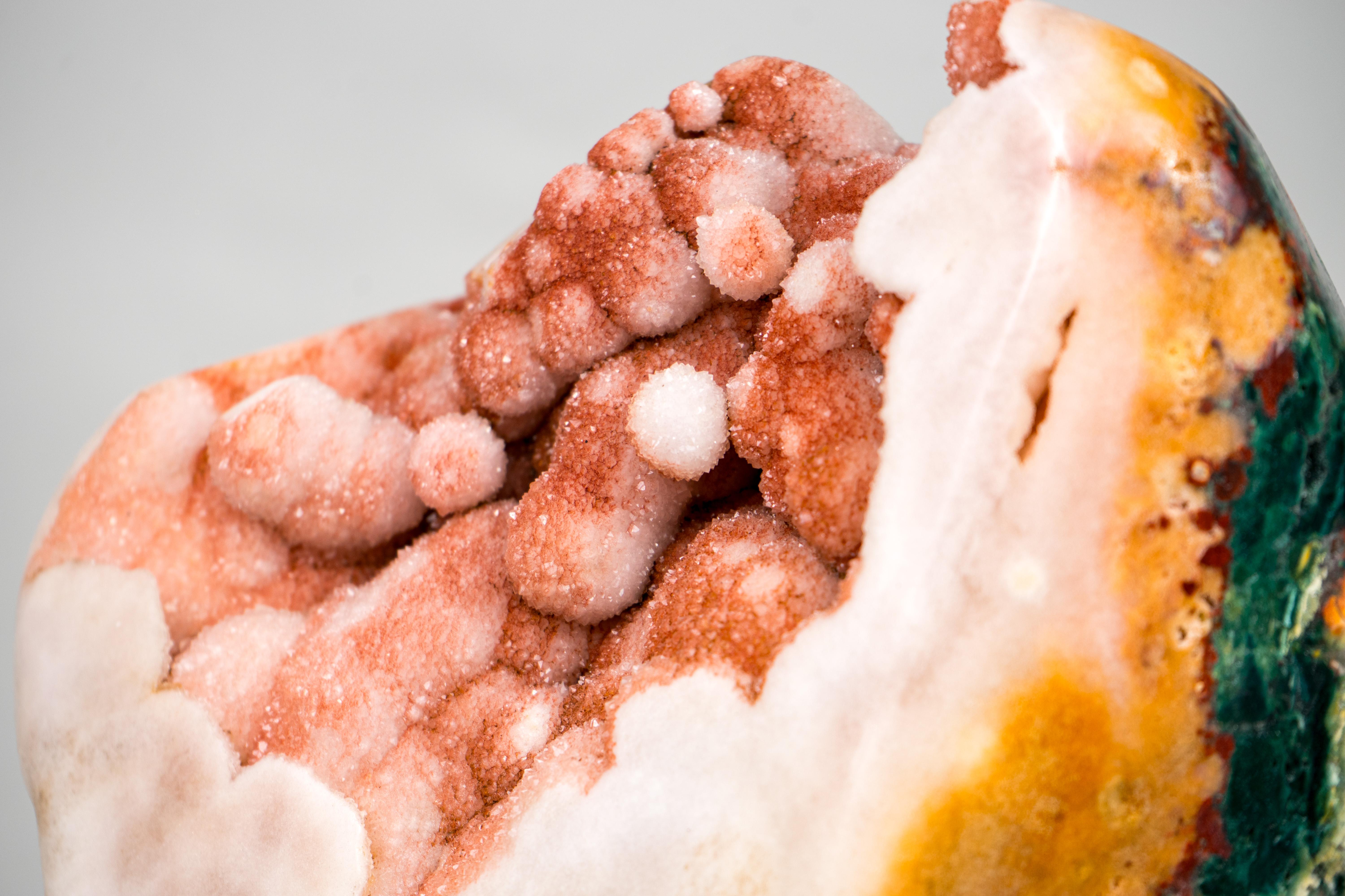 Rare géode sculpturale en améthyste rose avec druzy rouge et jaspe rouge en vente 5