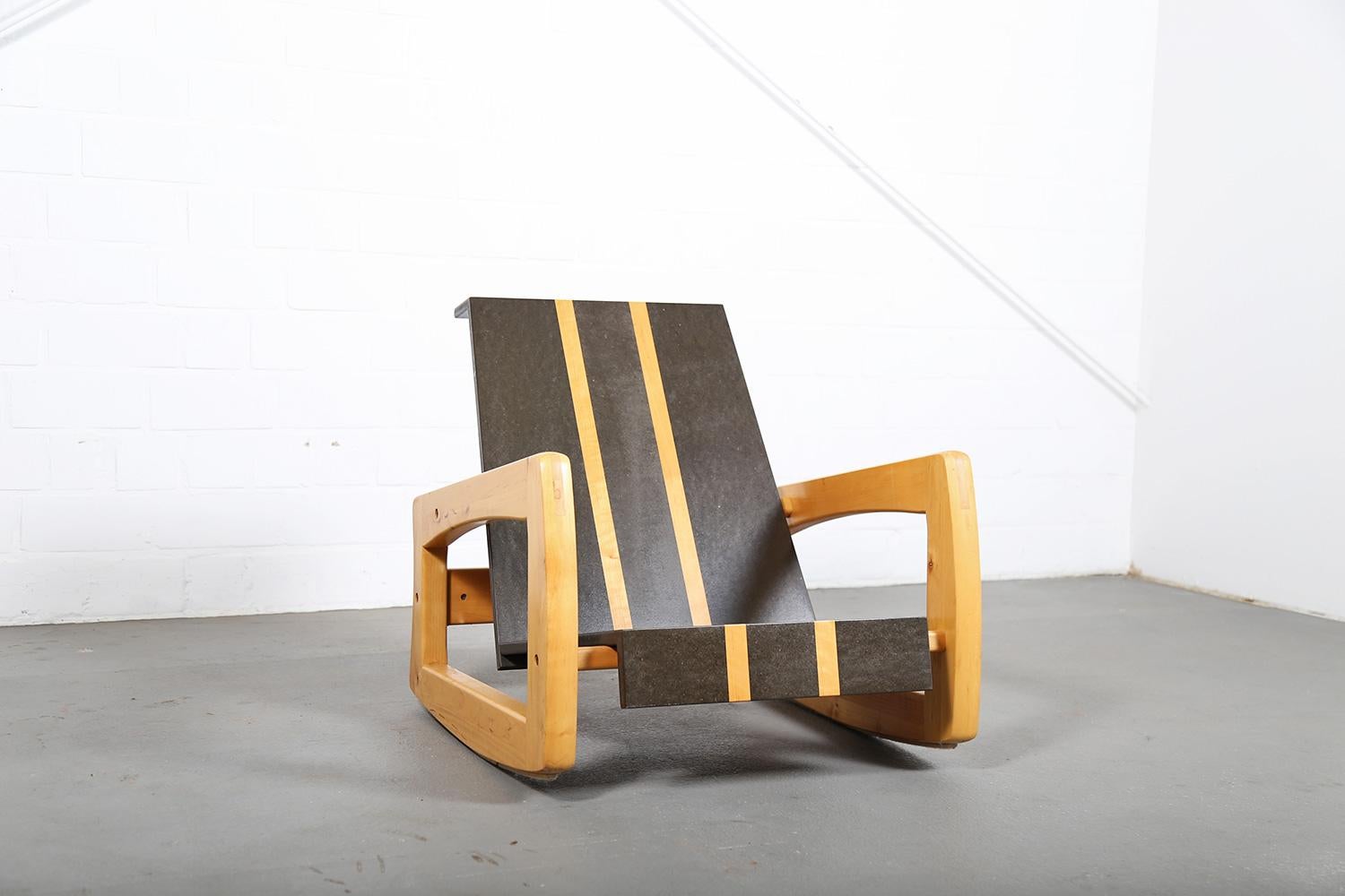 Chaise à bascule sculpturale rare design plancher de surf des années 70 vintage en pin en vente 3