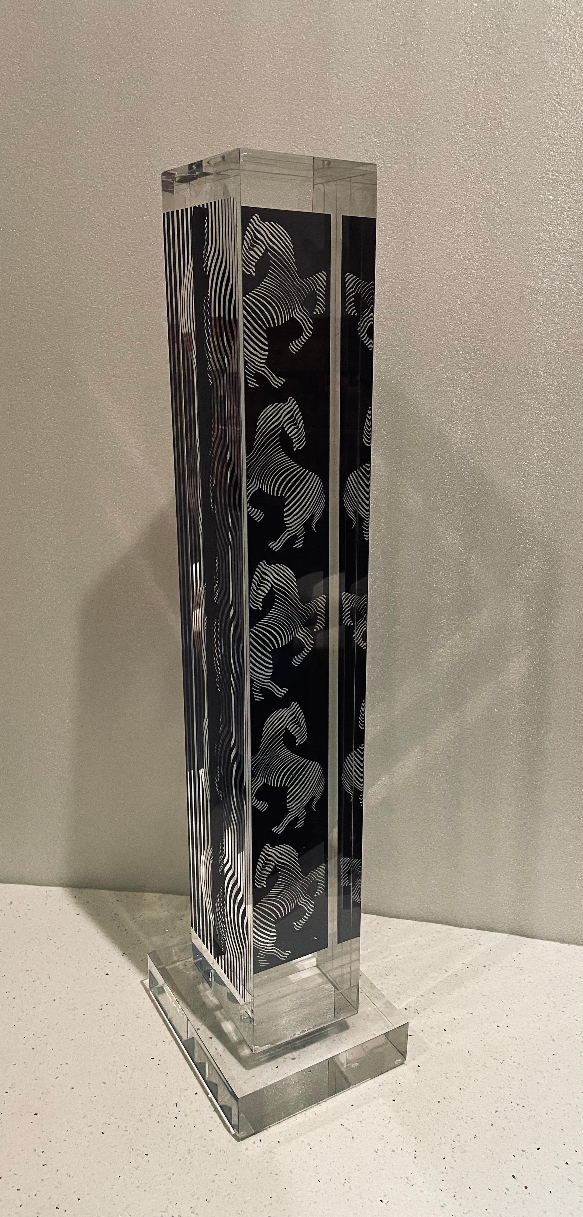 dreidimensionale seltene Skulptur aus Lucit und Siebdruck von Victor Vasarely um 1988,
Abgebildet auf Seite 43 des Katalogs in schönem sauberen Zustand. ein großartiges Beispiel für Pop Art Design.