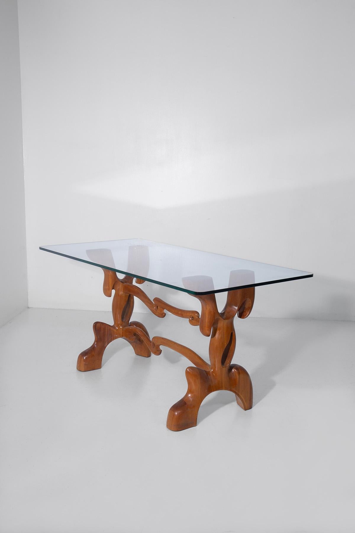 Esta extraordinaria mesa escultórica, creada por Paul László en la década de 1950, es una obra maestra del diseño y la artesanía, un ejemplo único del genio creativo de uno de los diseñadores más influyentes del siglo XX. Editada y numerada, la mesa