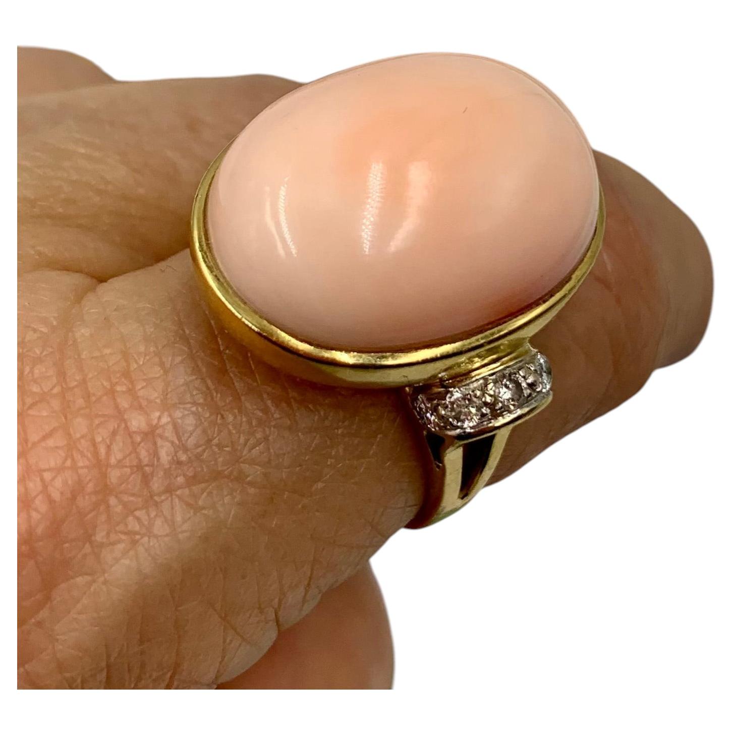 How do you identify antique jewelry?